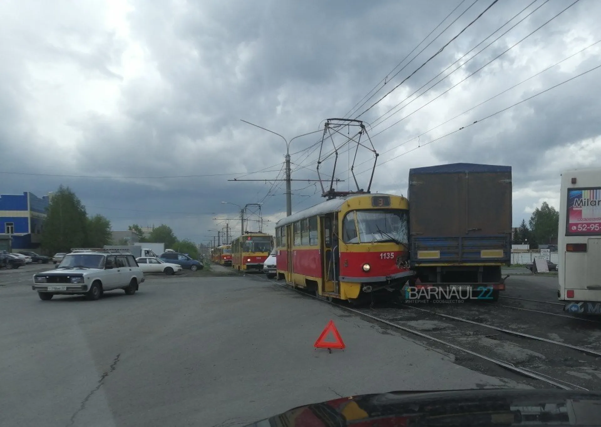 Трамвай и грузовик столкнулись на дороге в Барнауле