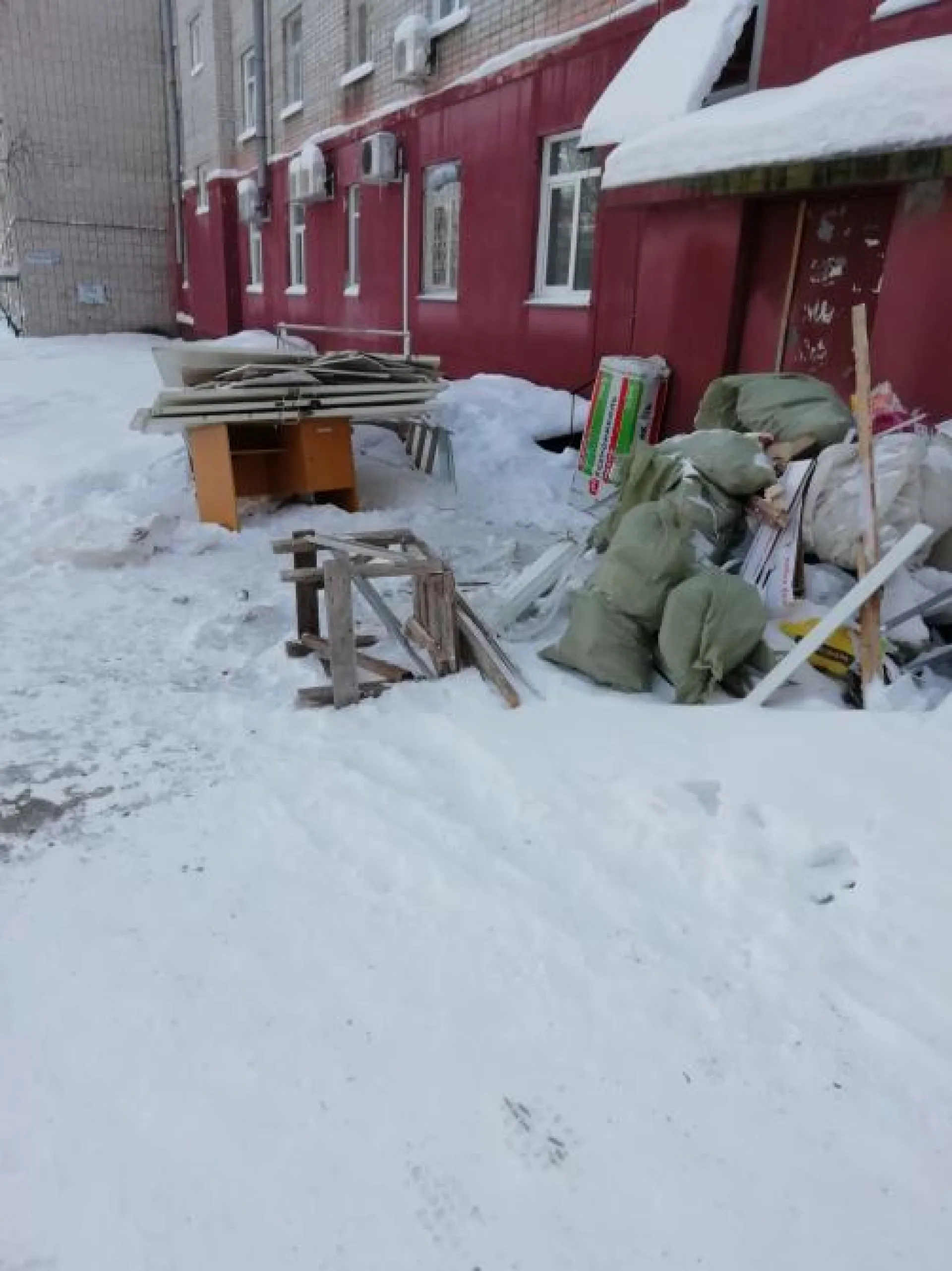 Житель Барнаула рассказал о большой свалке возле городской поликлиники
