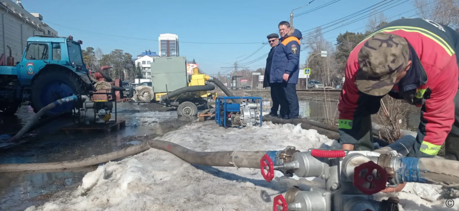 Талую воду откачивают с проезжей части в Барнауле Талую воду откачивают с проезжей части в Барнауле