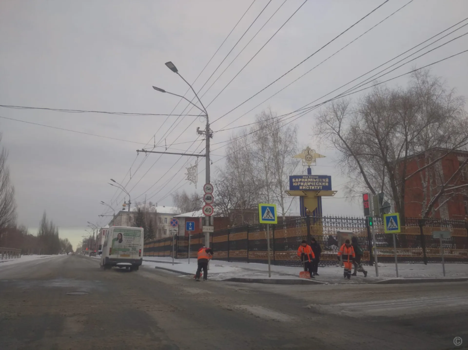 В Барнауле дорожные рабочие приступили к очистке улиц после снегопада