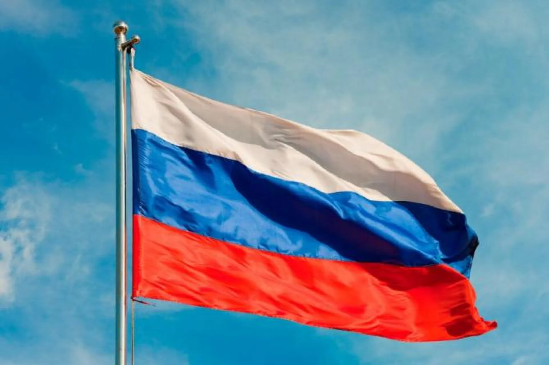 Соцсети: неизвестные похитили российский флаг в Барнауле