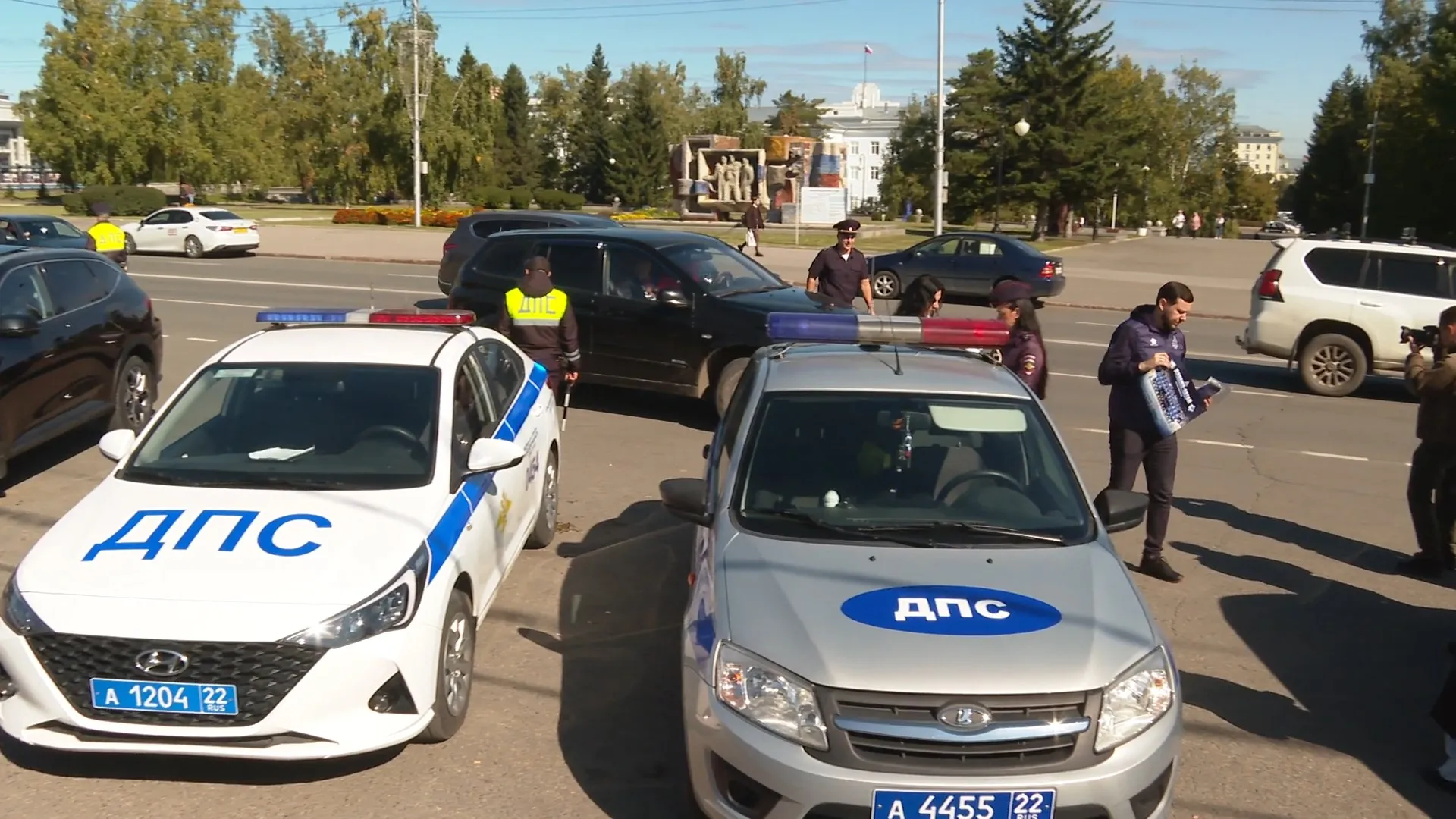 Инспекторы ГАИ вместе с игроками «Динамо-Алтай» напомнили барнаульцам о важности соблюдения ПДД