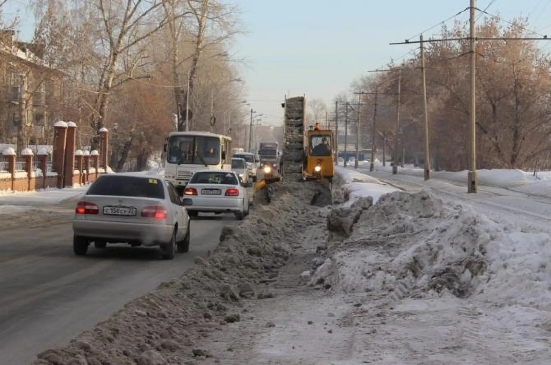 Более 3 тысяч кубометров снега вывезли дорожники за минувшую ночь в Барнауле
