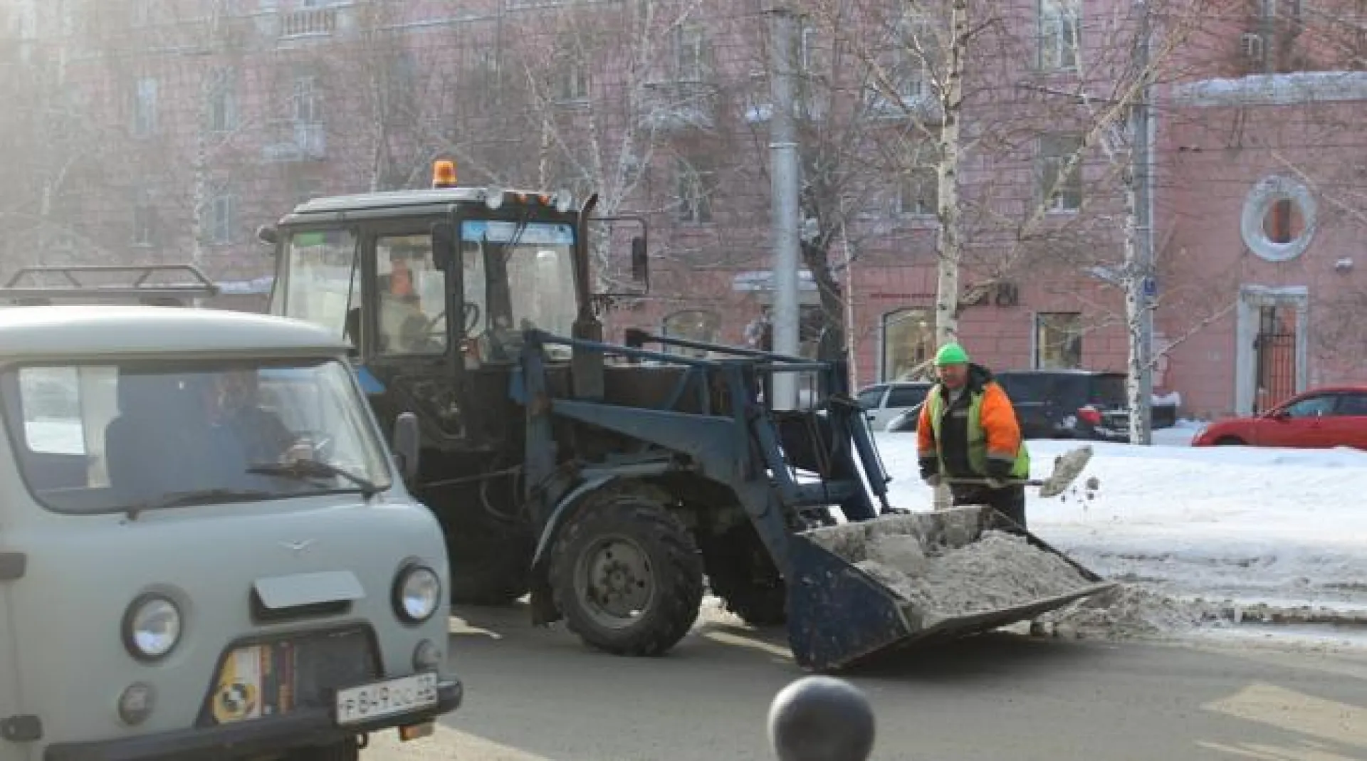 Более 3 000 кубометров снега вывезли ночью в Барнауле