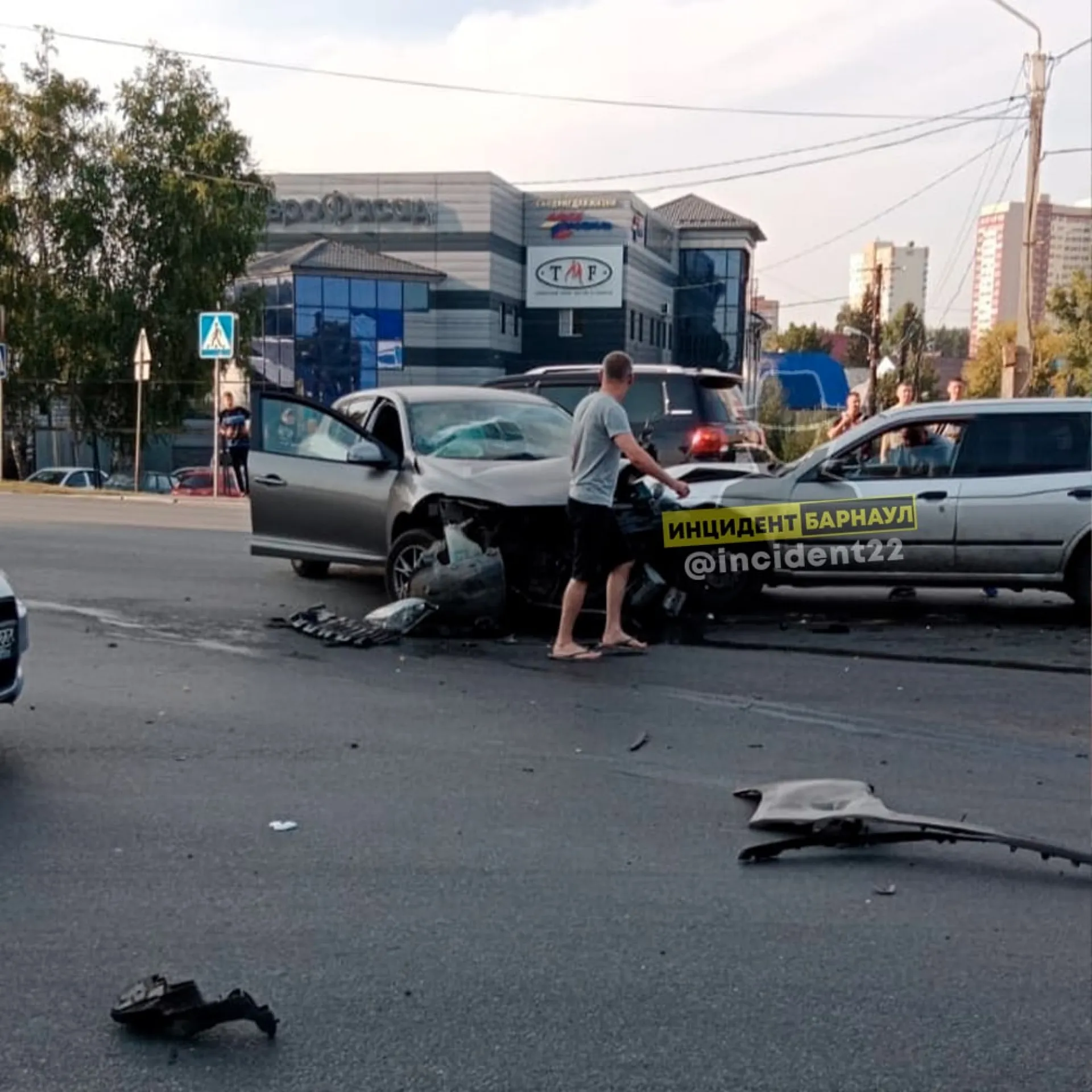 Массовая авария произошла на оживленном участке дороги в Барнауле
