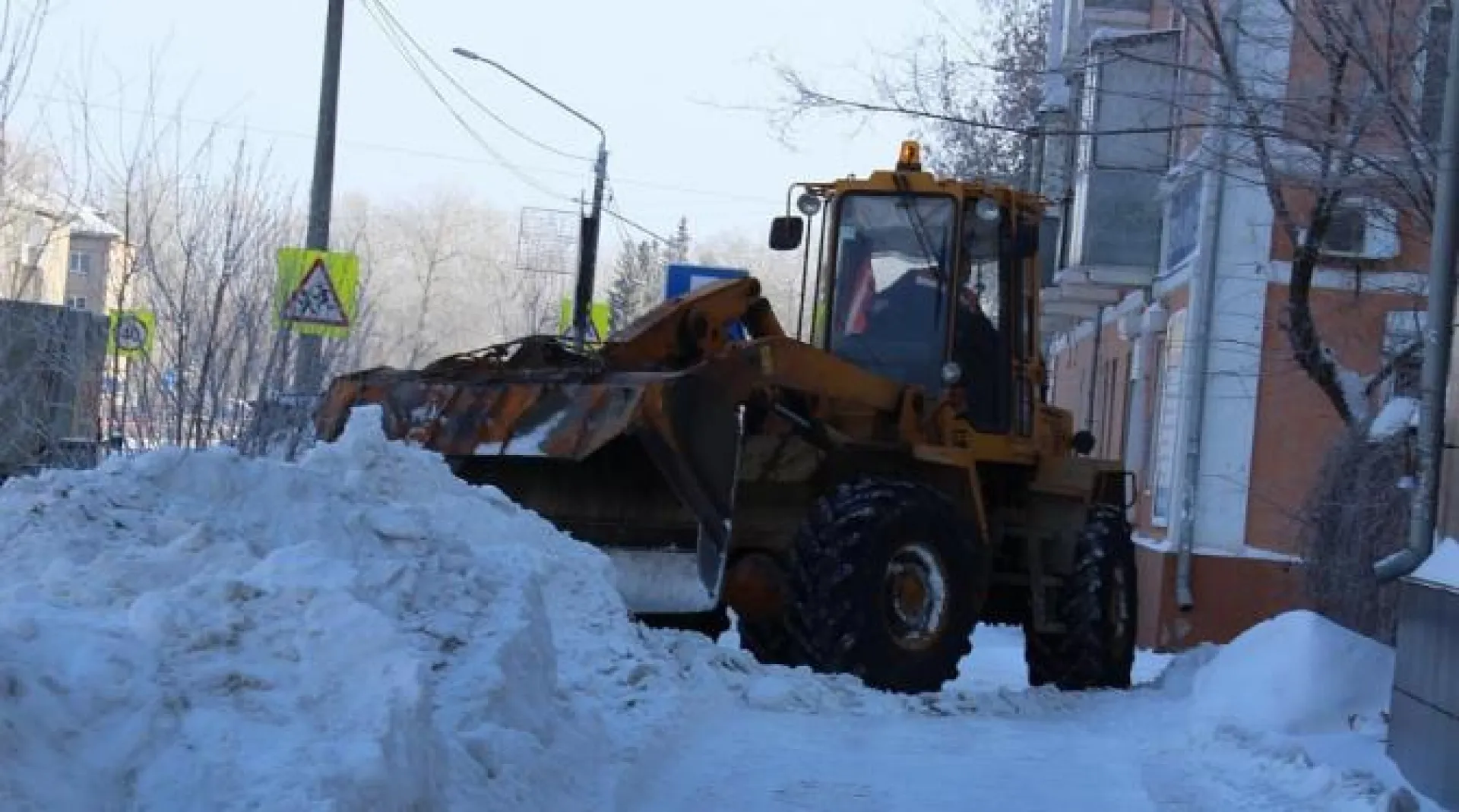 Более 2 тыс. кубометров снега вывезли за ночь с улиц Барнаула 