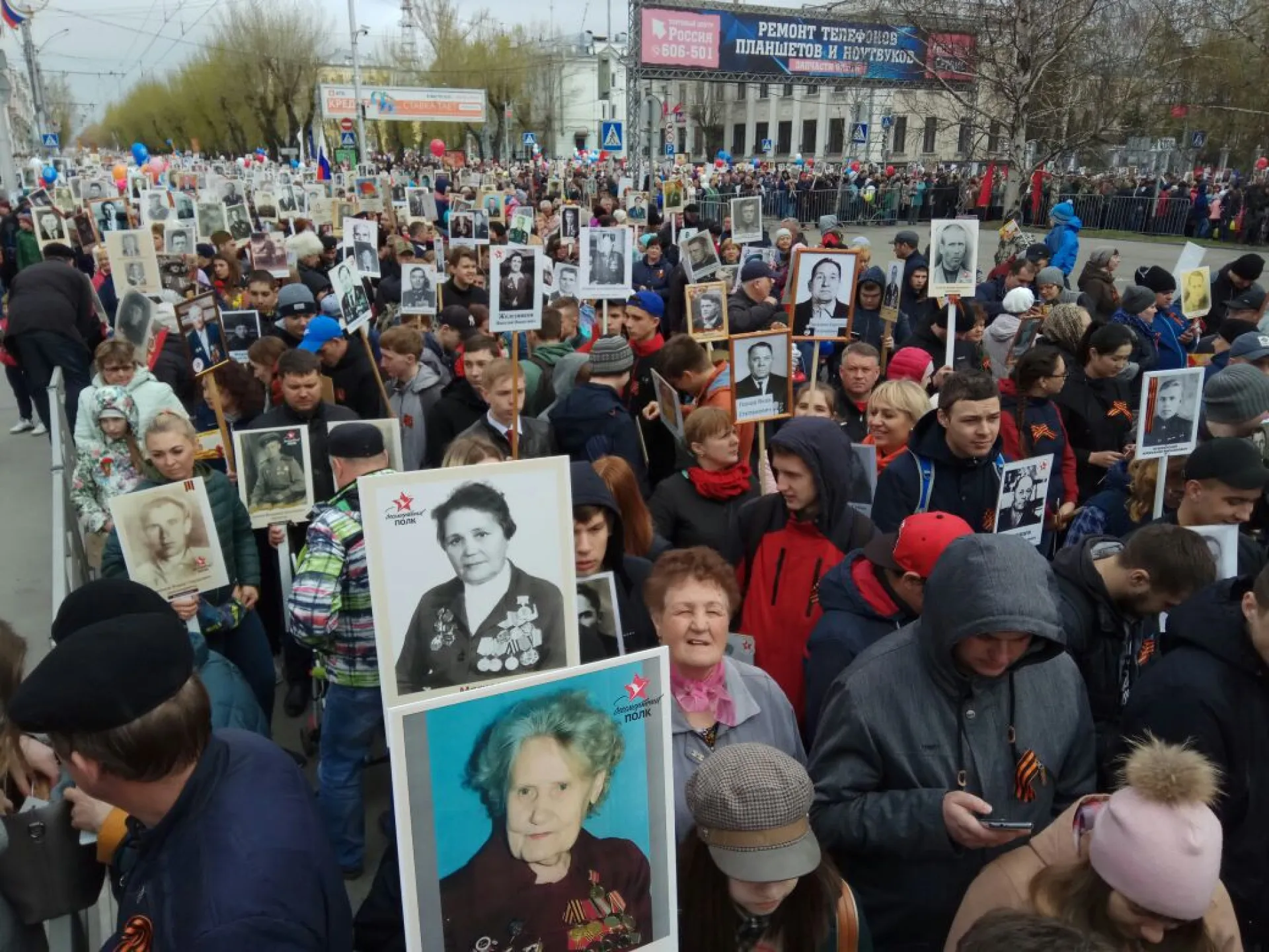 Тысячи барнаульцев встали в строй «Бессмертного полка»