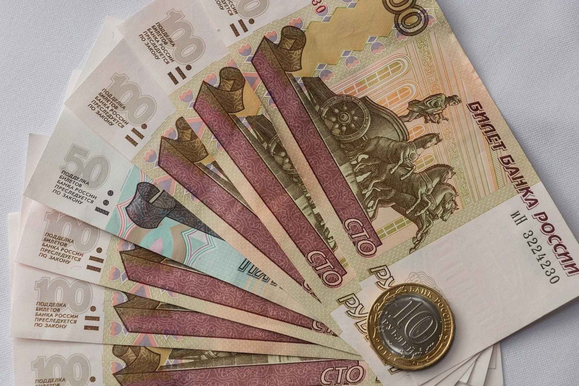 Российские пенсионеры могут тратить на себя 200 рублей в день Российские пенсионеры могут тратить на себя 200 рублей в день