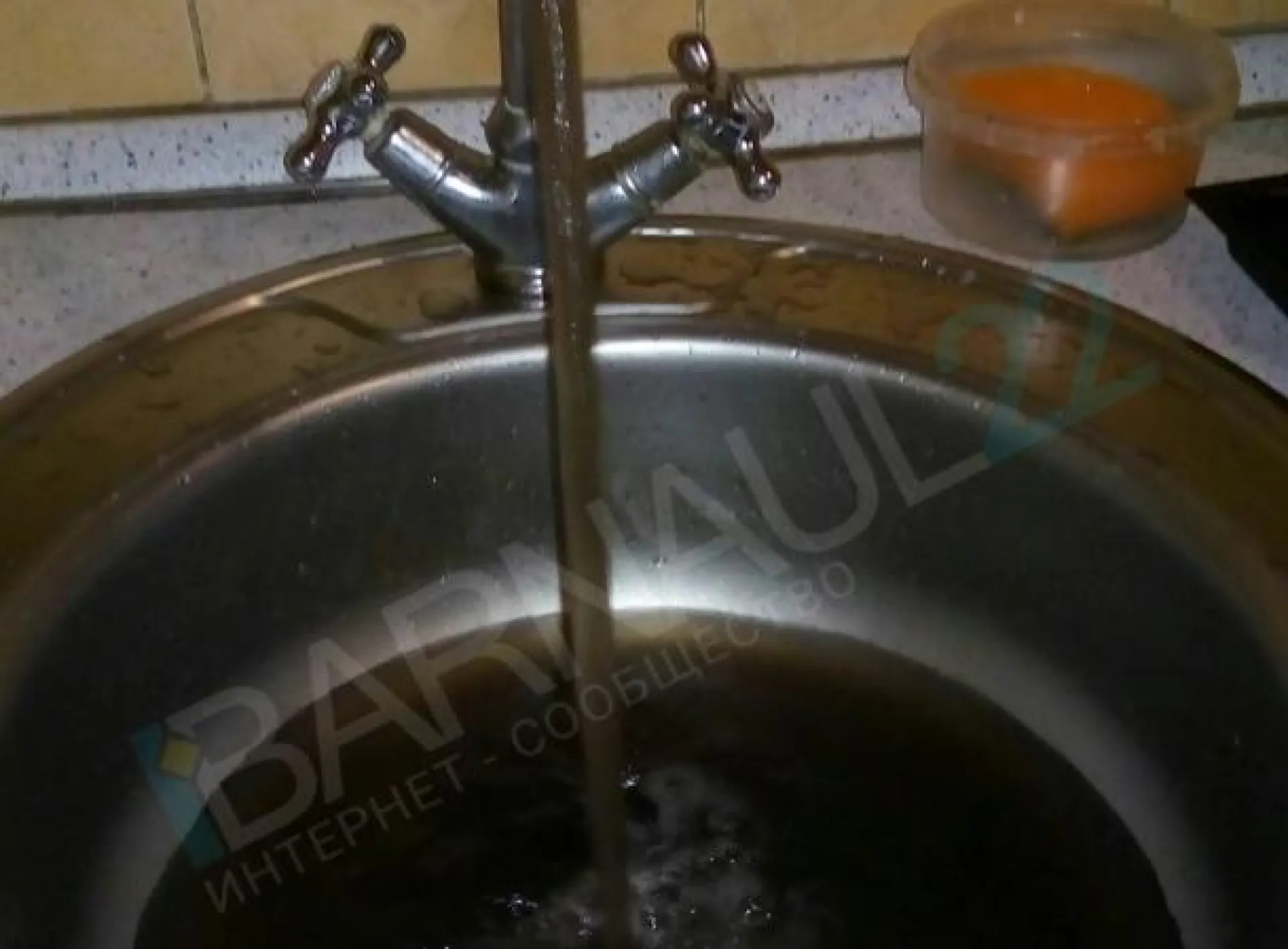 Черная вода бежит из кранов жителей алтайского села