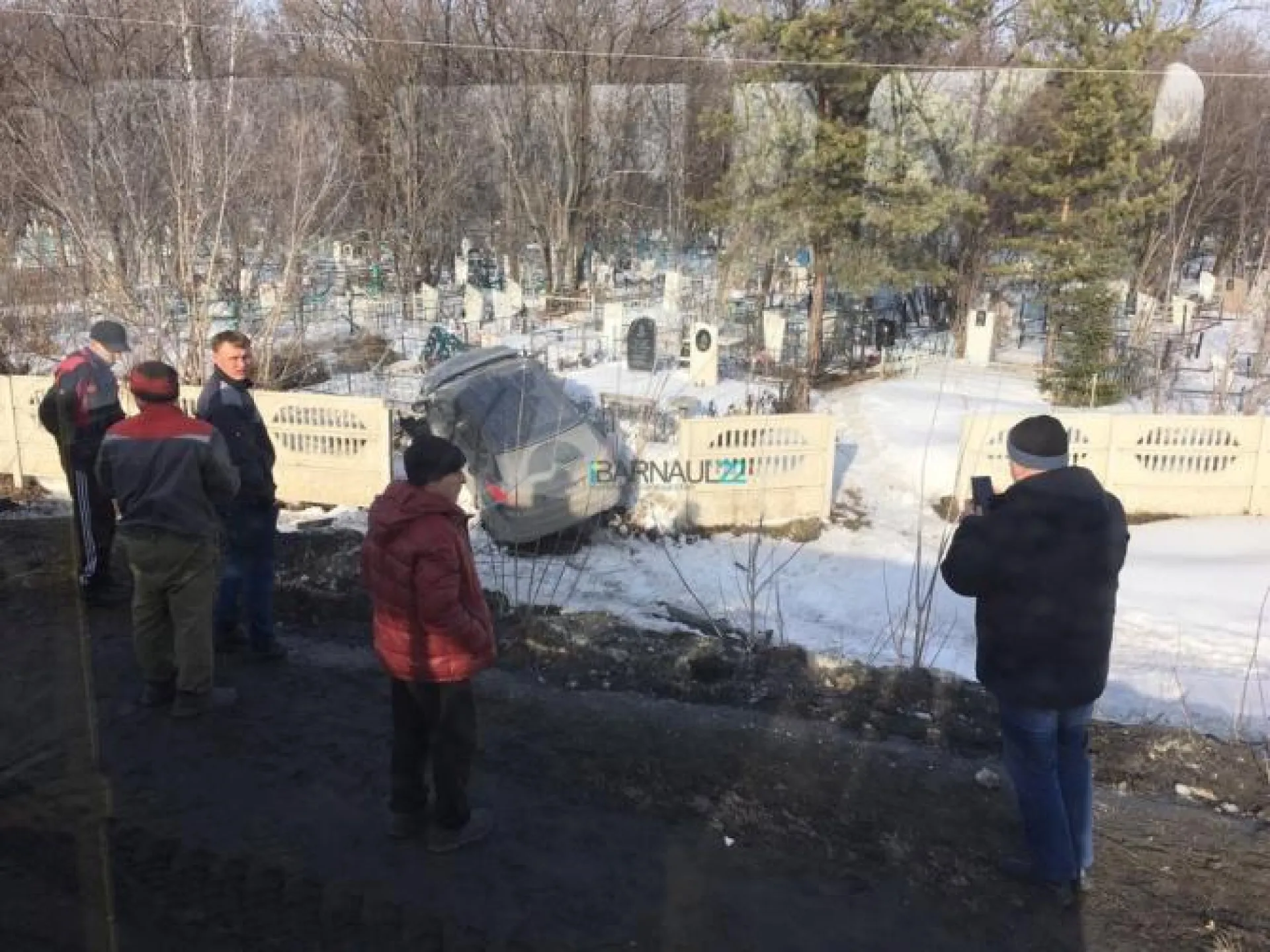Водитель иномарки врезался в забор кладбища в Барнауле 