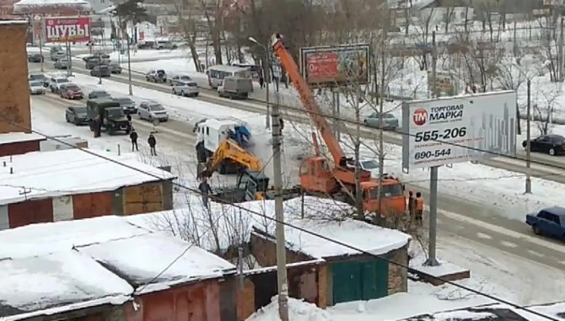 Не рой яму: экскаватор в Алтайском крае провалился под асфальт 