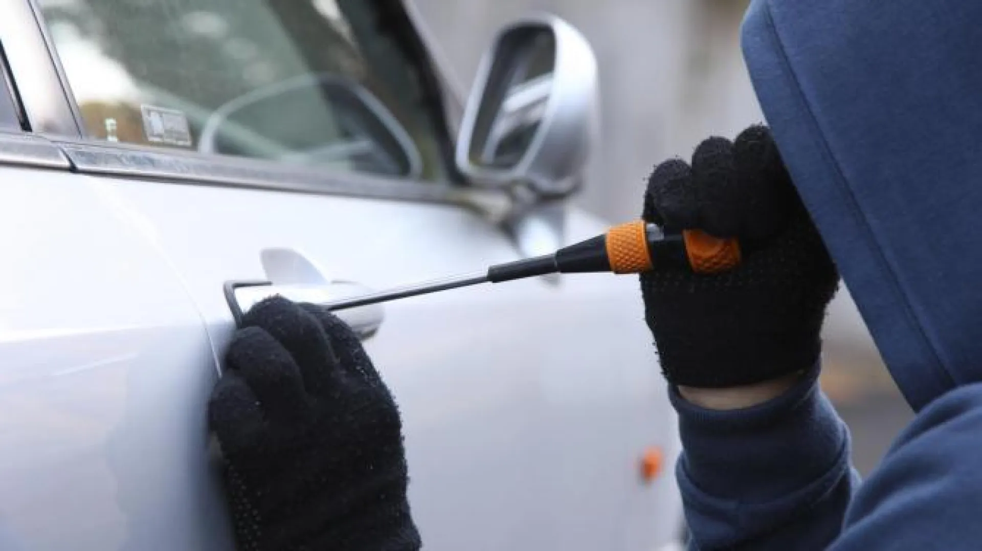 Житель Алтайского края ограбил автомобиль на 100 тысяч рублей