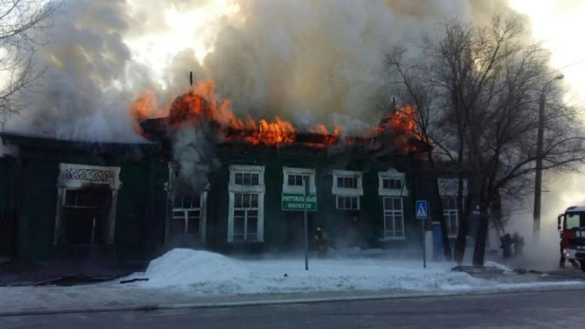 Историческое здание Барнаула горит