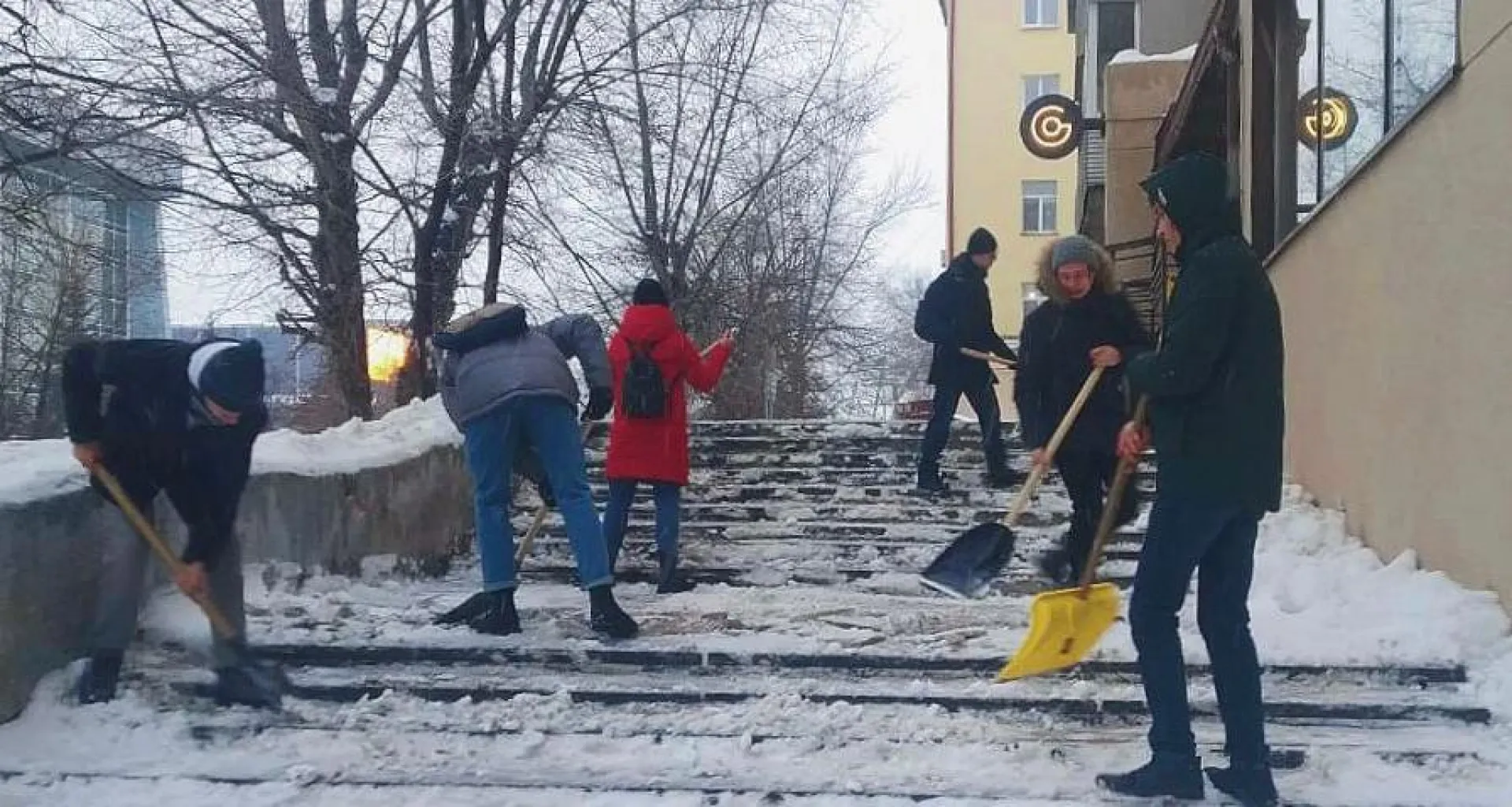 Барнаульские студенты присоединились к уборке снега с улиц города Барнаульские студенты присоединились к уборке снега с улиц города