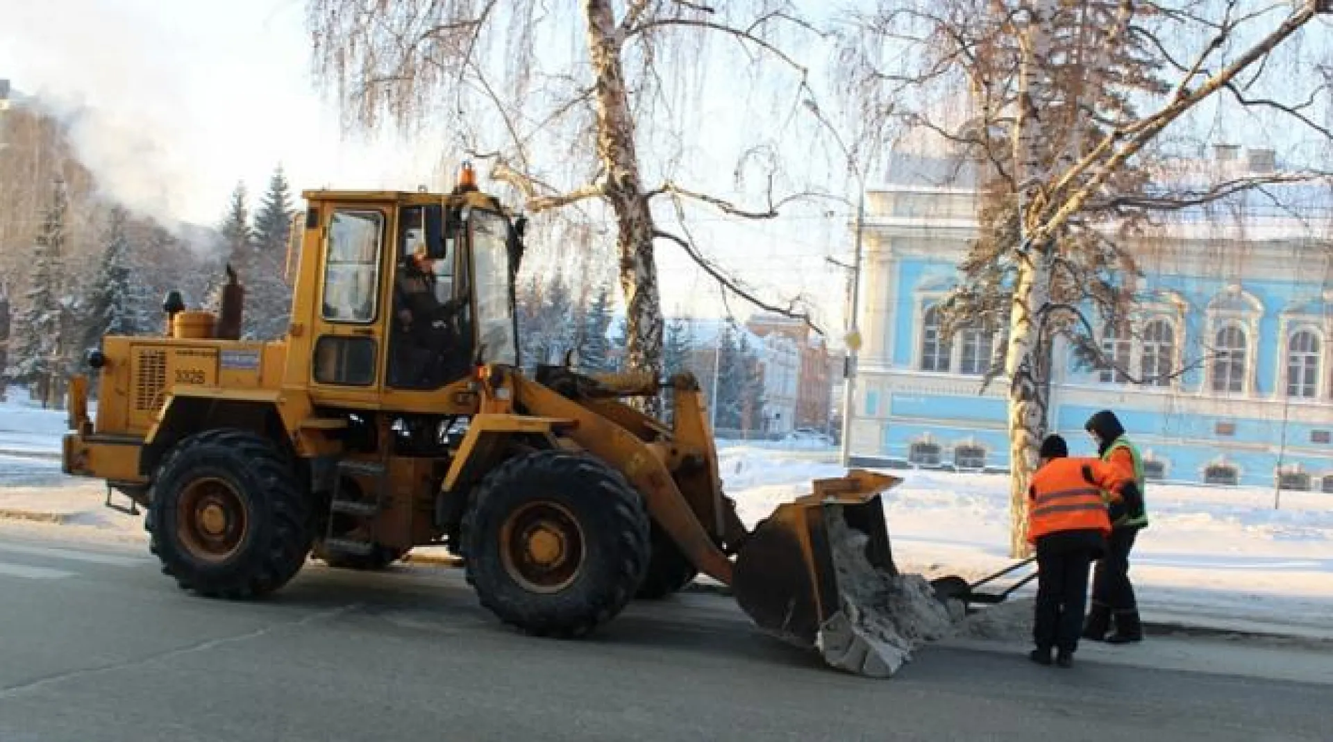 Более 2 тысяч кубометров снега вывезли за сутки с улиц Барнаула