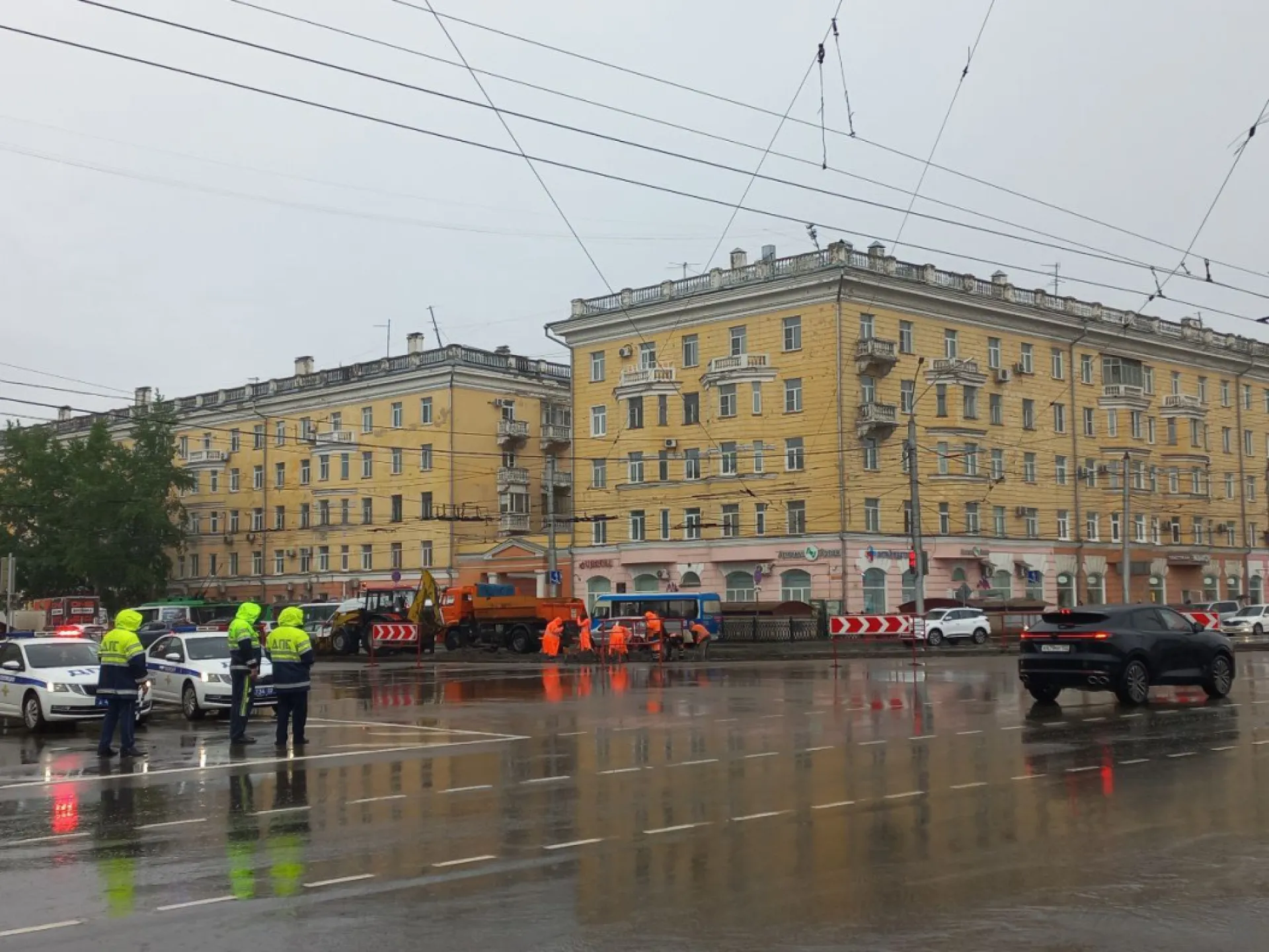 ГИБДД просит водителей выбирать пути объезда площади Октября в Барнауле ГИБДД просит водителей выбирать пути объезда площади Октября в Барнауле