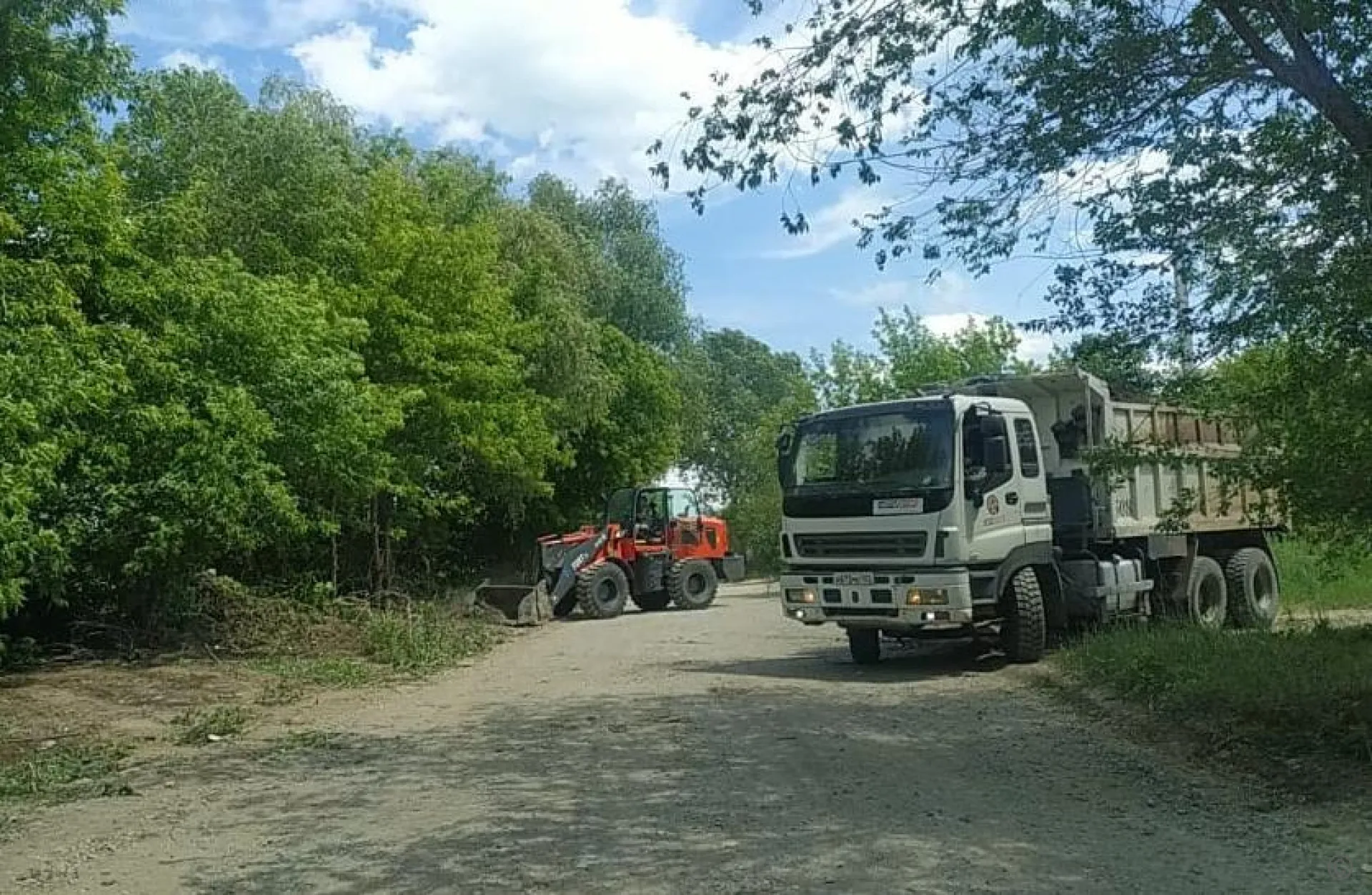Очистка территории Центрального района продолжается в Барнауле Очистка территории Центрального района продолжается в Барнауле
