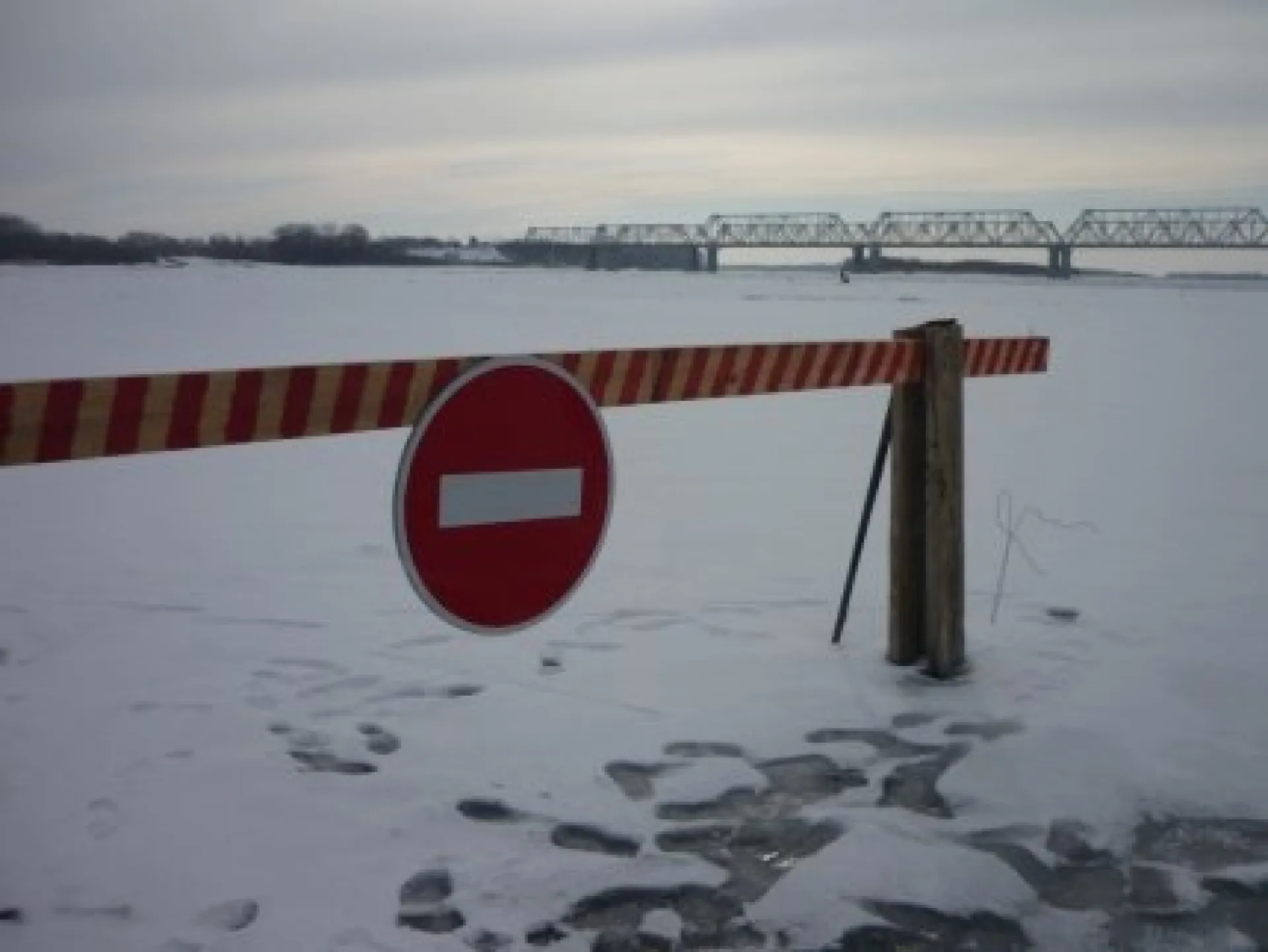 МЧС России: выезд всех видов техники на лед запрещен МЧС России: выезд всех видов техники на лед запрещен