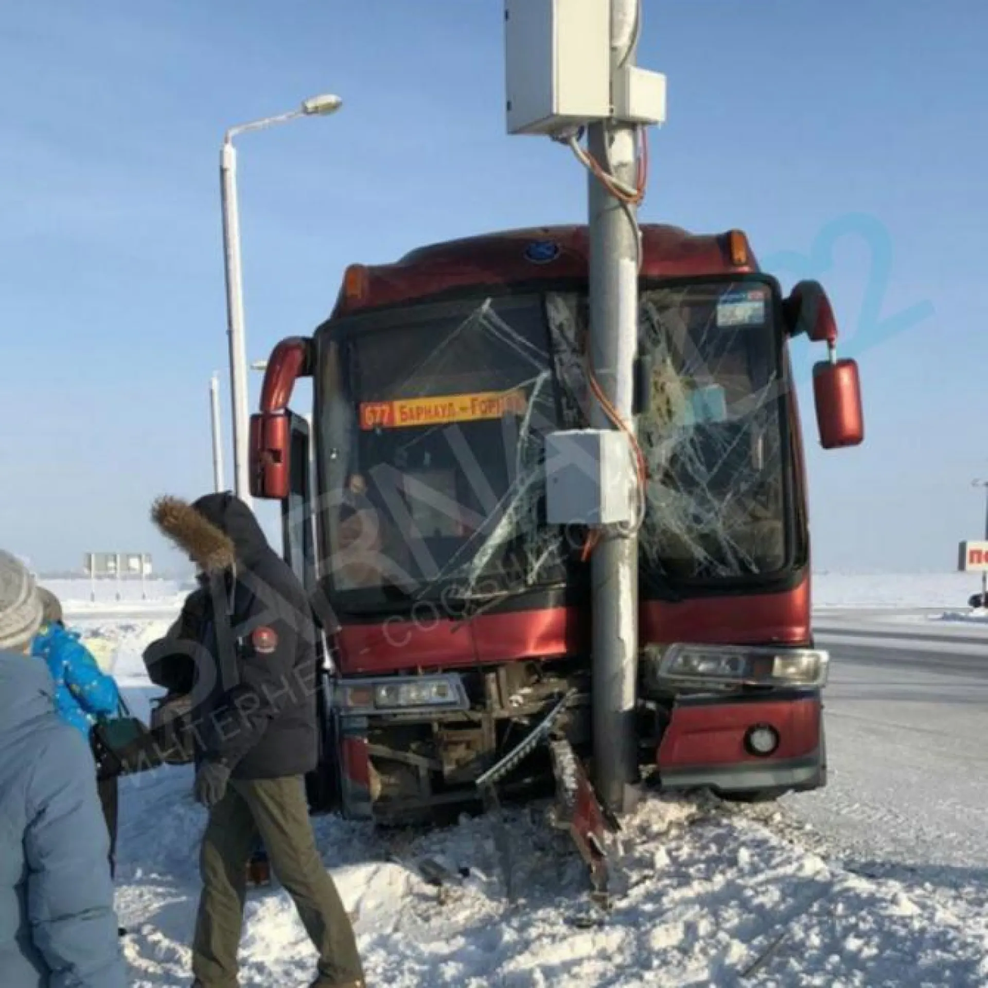 Автобус с пассажирами разбился об столб на алтайской трассе