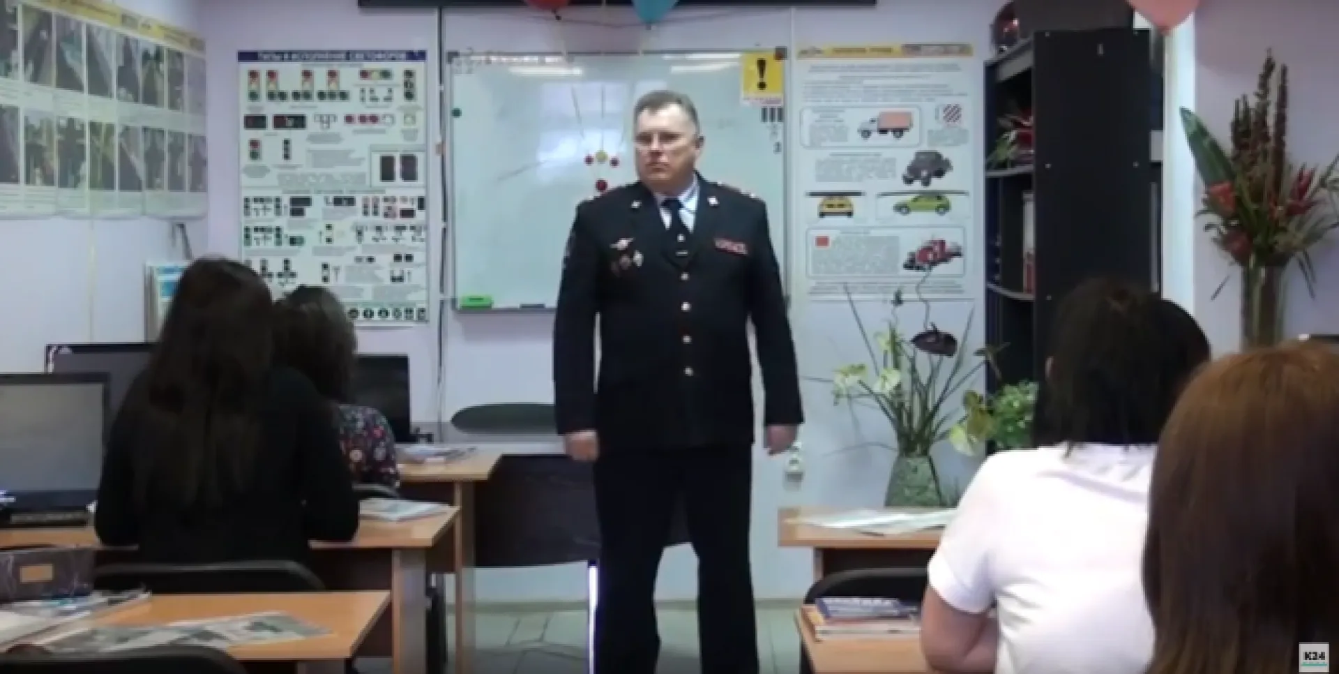 Начальник управления ГИБДД по Алтайскому краю поздравил женщин с 8 Марта Начальник управления ГИБДД по Алтайскому краю поздравил женщин с 8 Марта