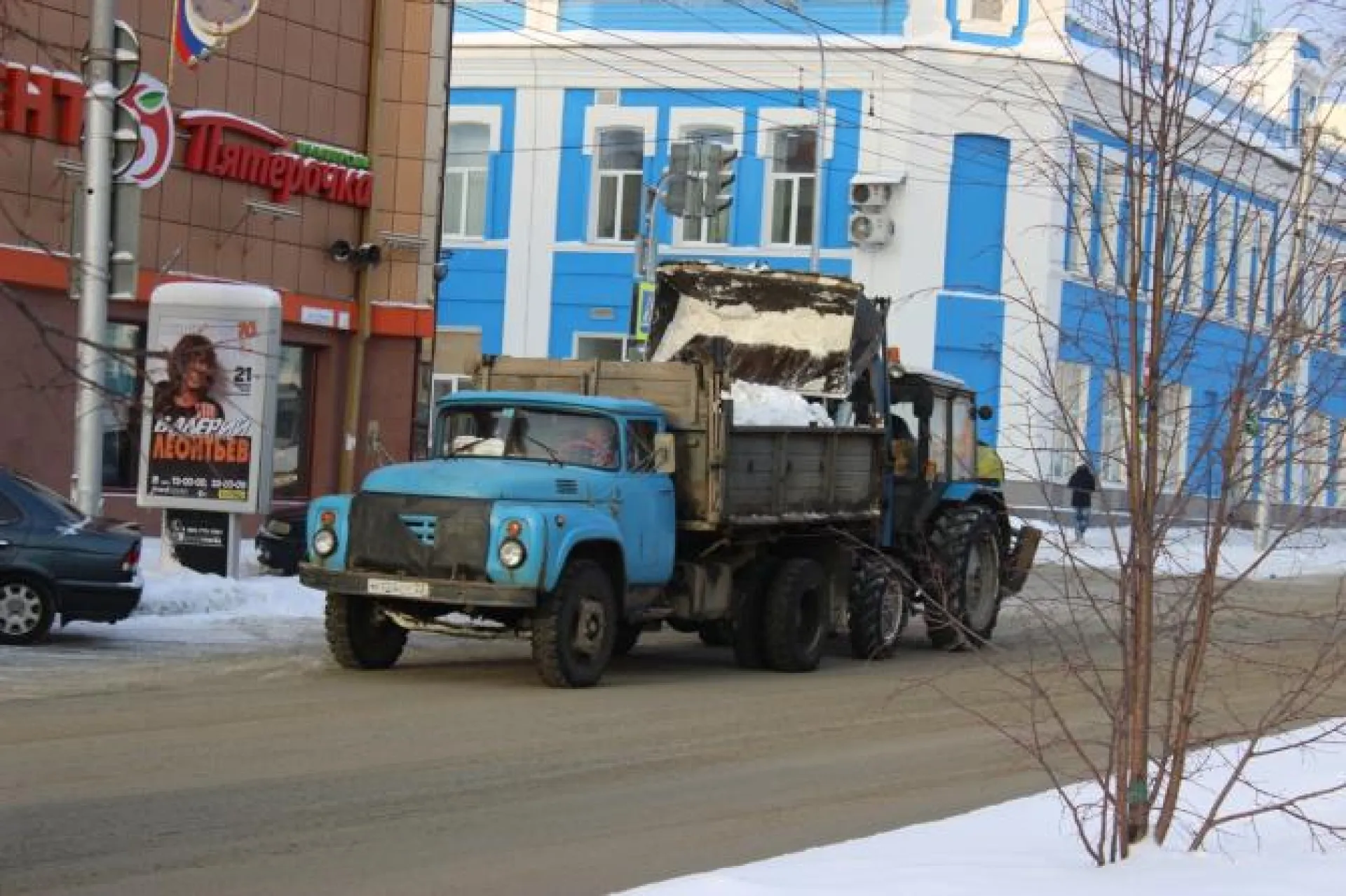 Почти 3 тысячи кубометров снега вывезли с улиц Барнаула за ночь Почти 3 тысячи кубометров снега вывезли с улиц Барнаула за ночь