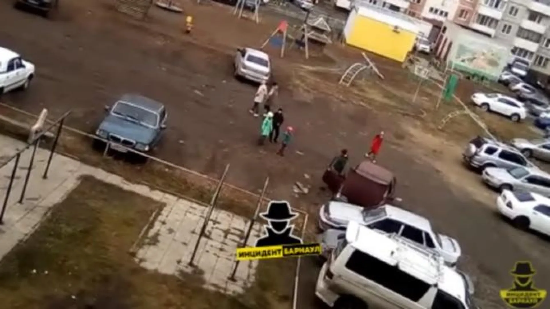 Школьники пытались разобрать чужой автомобиль во дворе дома в Барнауле Школьники пытались разобрать чужой автомобиль во дворе дома в Барнауле