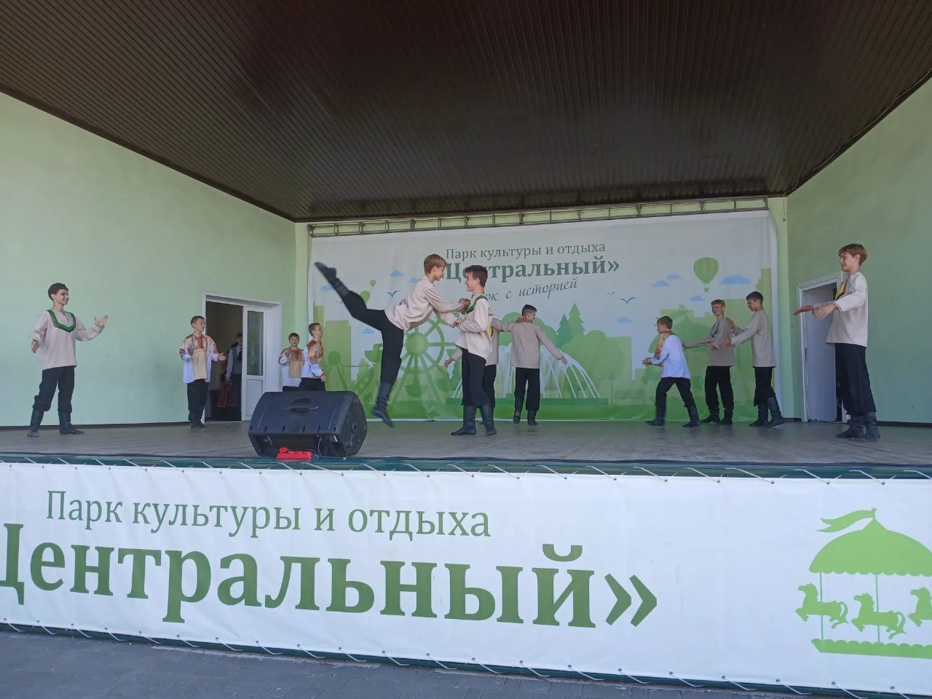 «Хоровод единства» собрал барнаульцев в парке «Центральный»