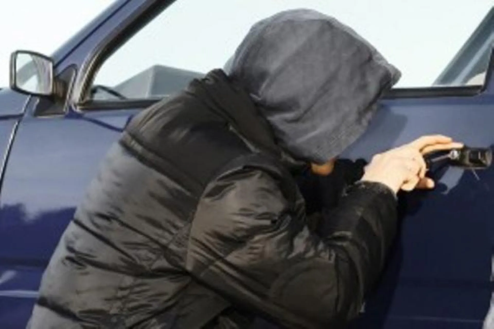 Рубцовские подростки хотели угнать автомобиль, но не смогли его завести