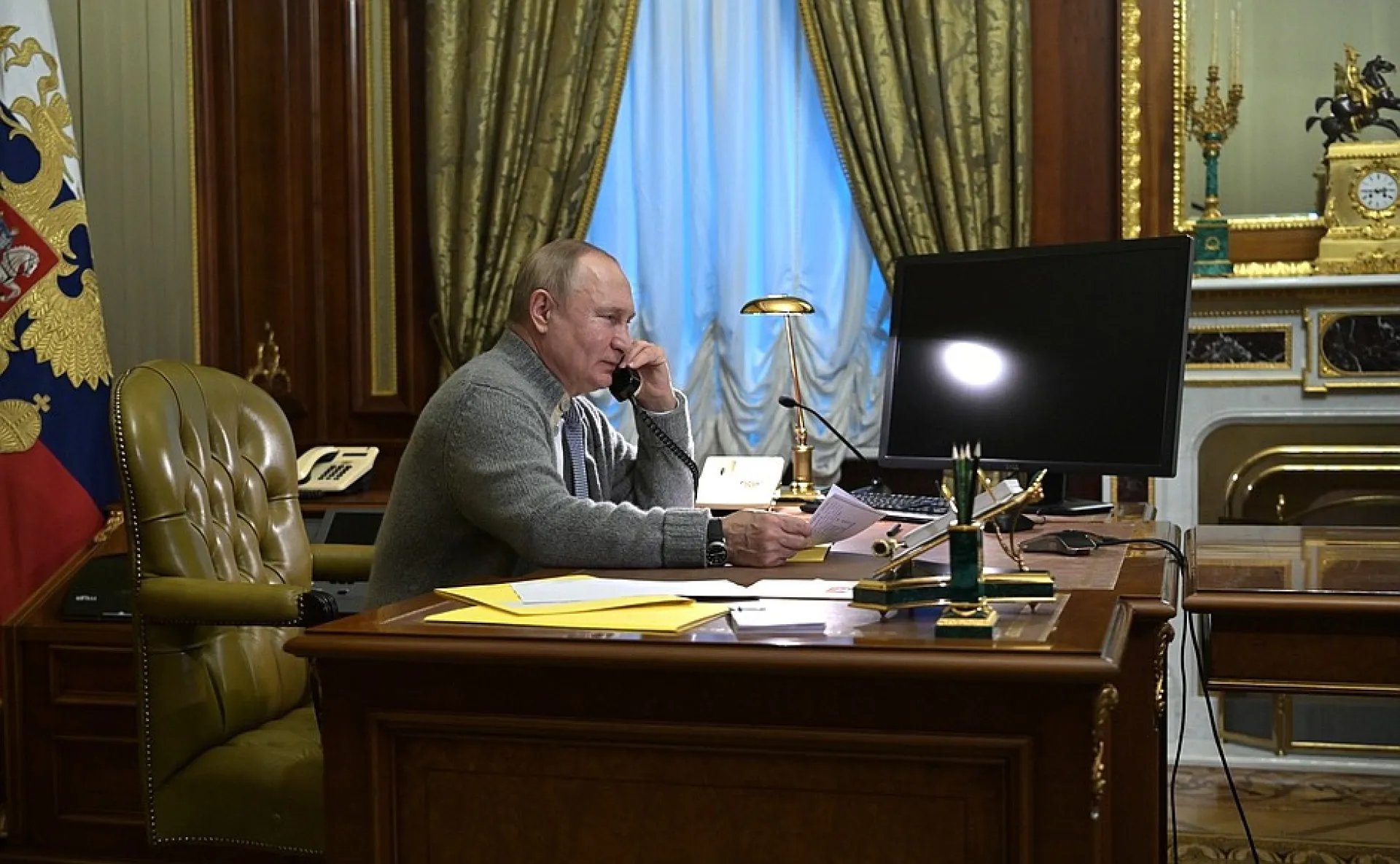 Владимир Путин поучаствовал в акции «Ёлка желаний» и исполнил мечты маленьких россиян