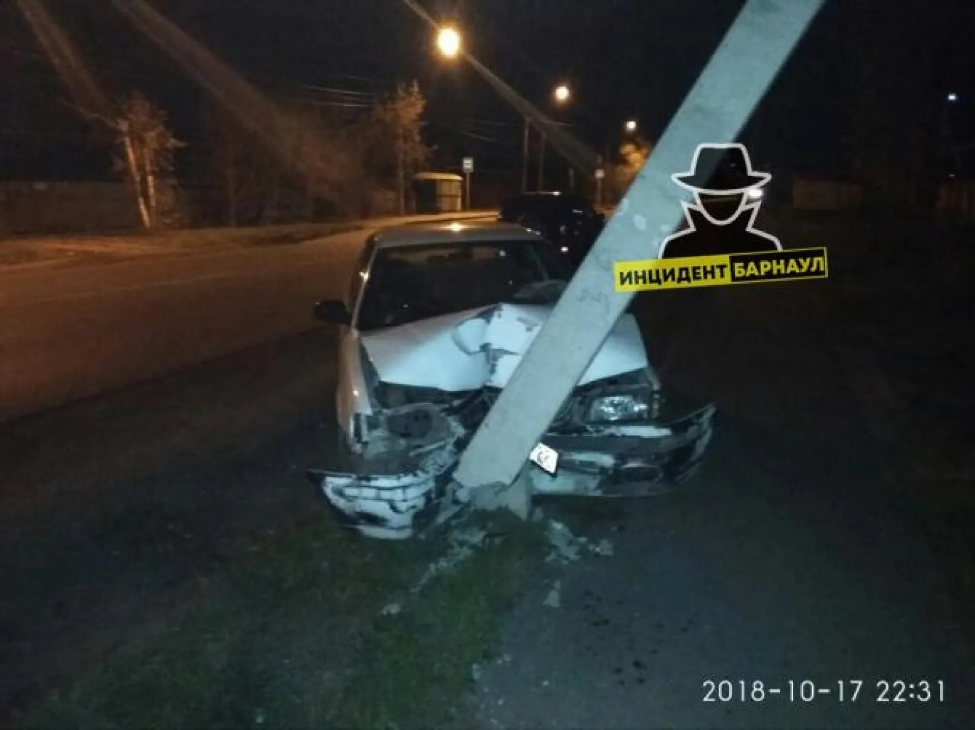 Иномарка снесла опору ЛЭП в Барнауле Иномарка снесла опору ЛЭП в Барнауле