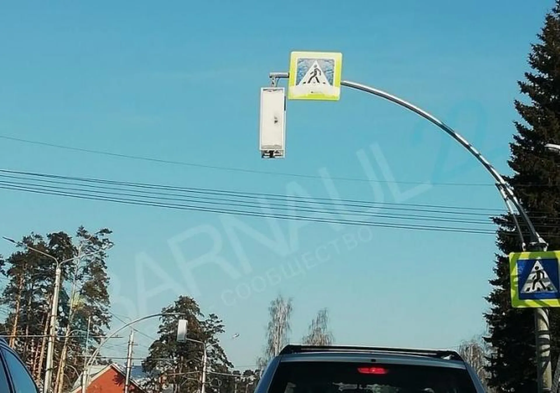 Инновационный светофор превратился в снеговика из-за непогоды в Барнауле