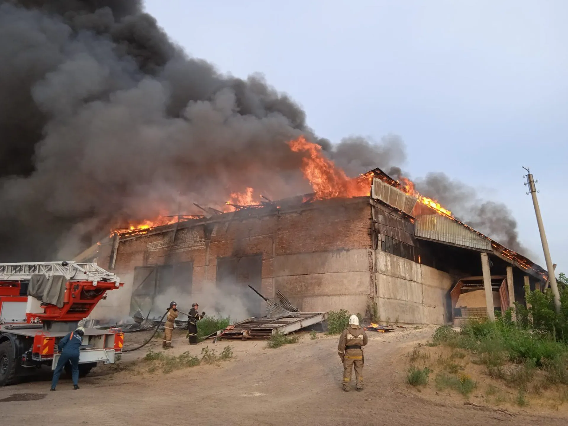 Производственное здание загорелось в Рубцовске