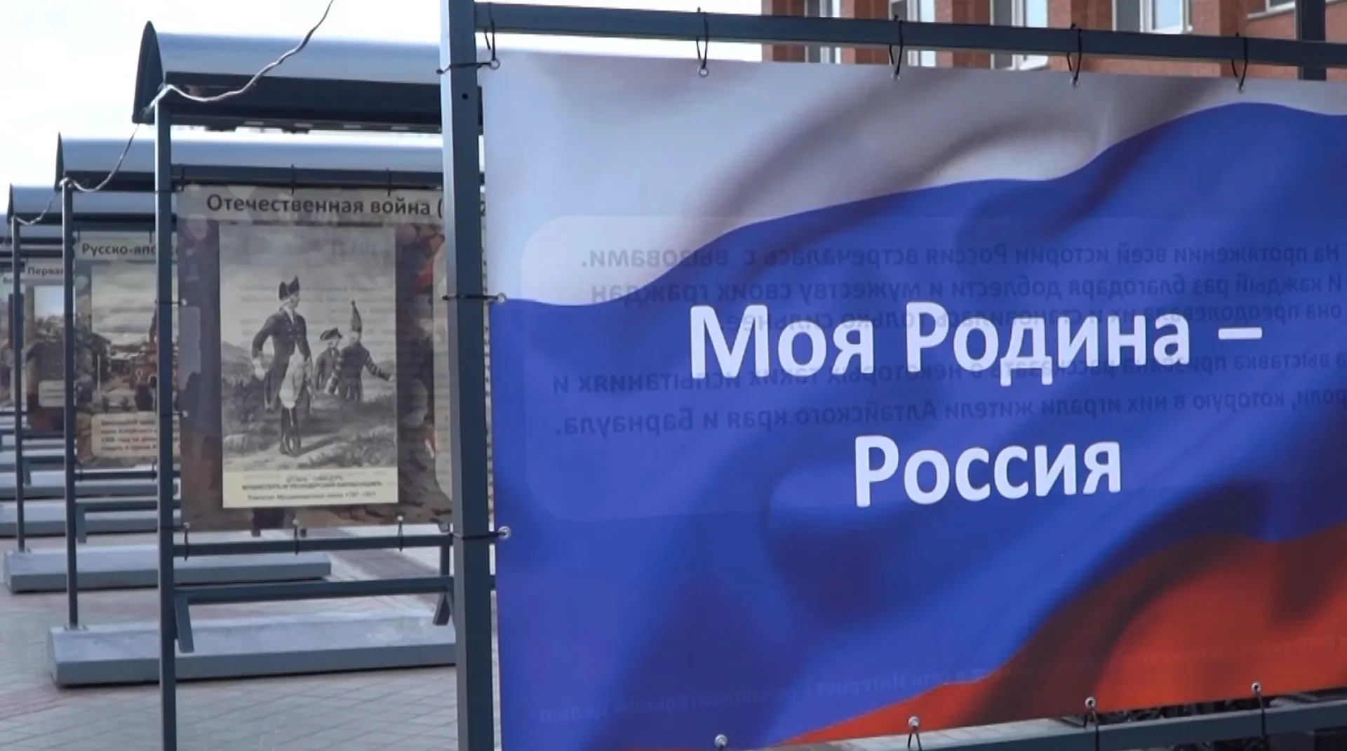 Барнаульским школьникам вручили их первые паспорта в День России