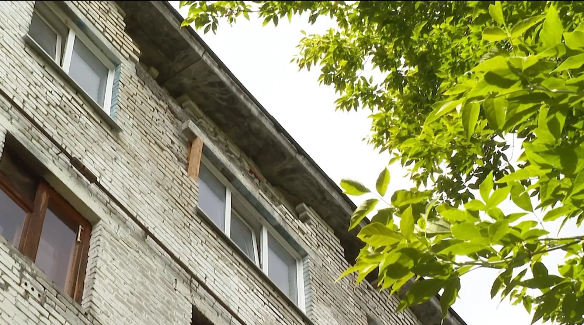 Пятилетний ребенок вылез из окна 9 этажа в Барнауле Пятилетний ребенок вылез из окна 9 этажа в Барнауле