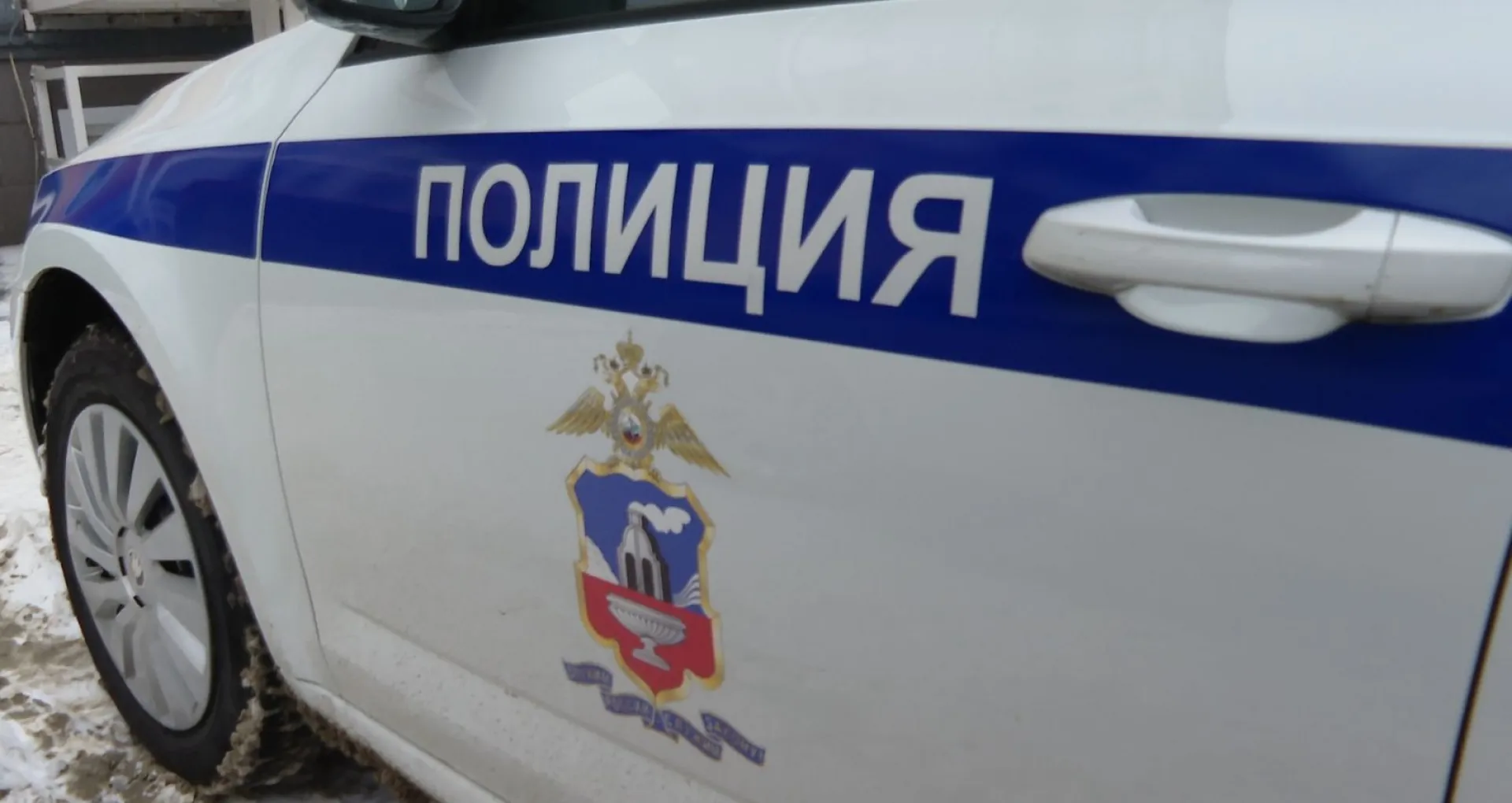 Иномарка врезалась в остановку в Алтайском крае. Погиб пешеход