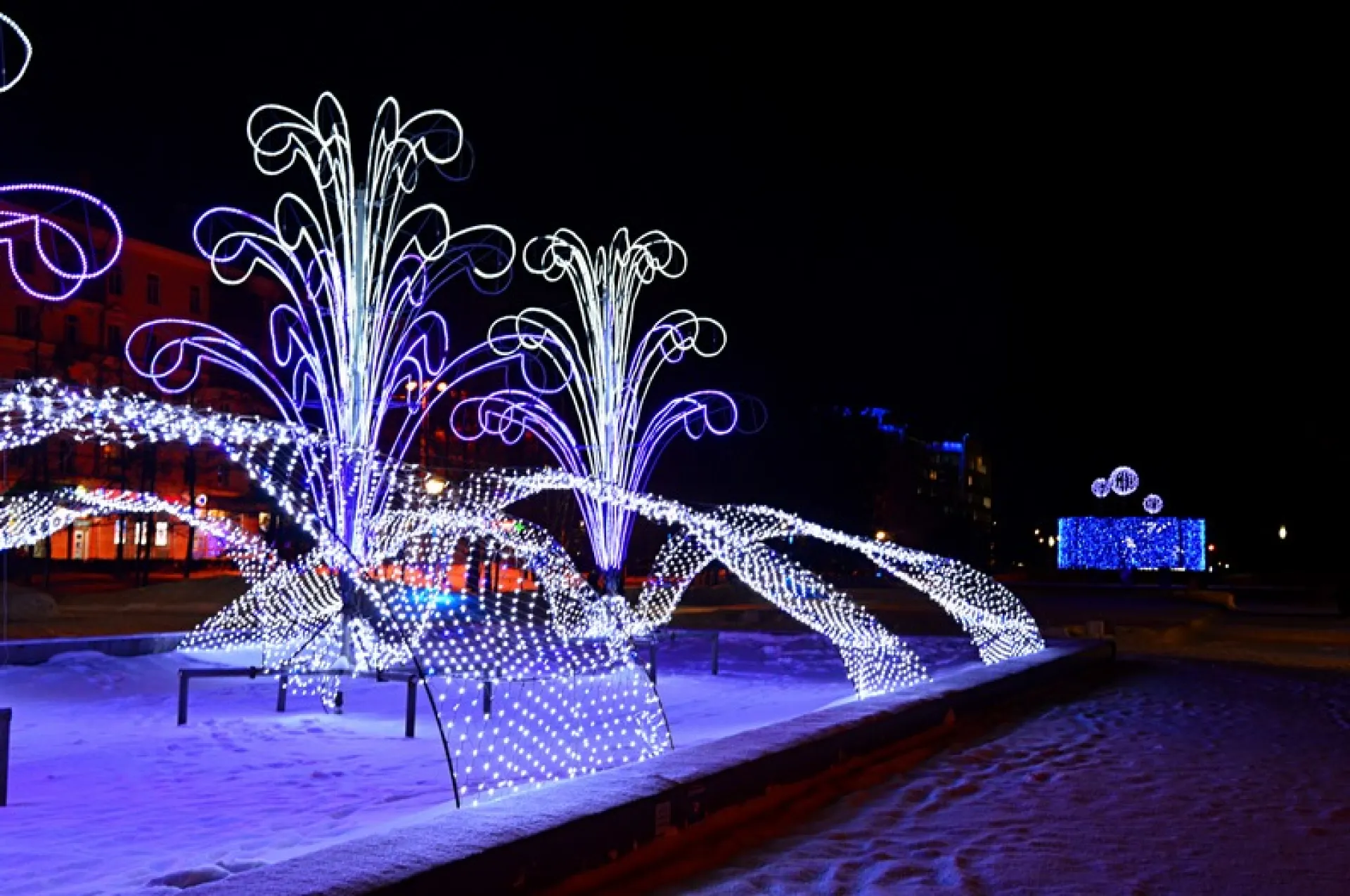 Светящиеся ёлочки, бабочки и фонтаны: Октябрьский район Барнаула украсили к Новому году Светящиеся ёлочки, бабочки и фонтаны: Октябрьский район Барнаула украсили к Новому году