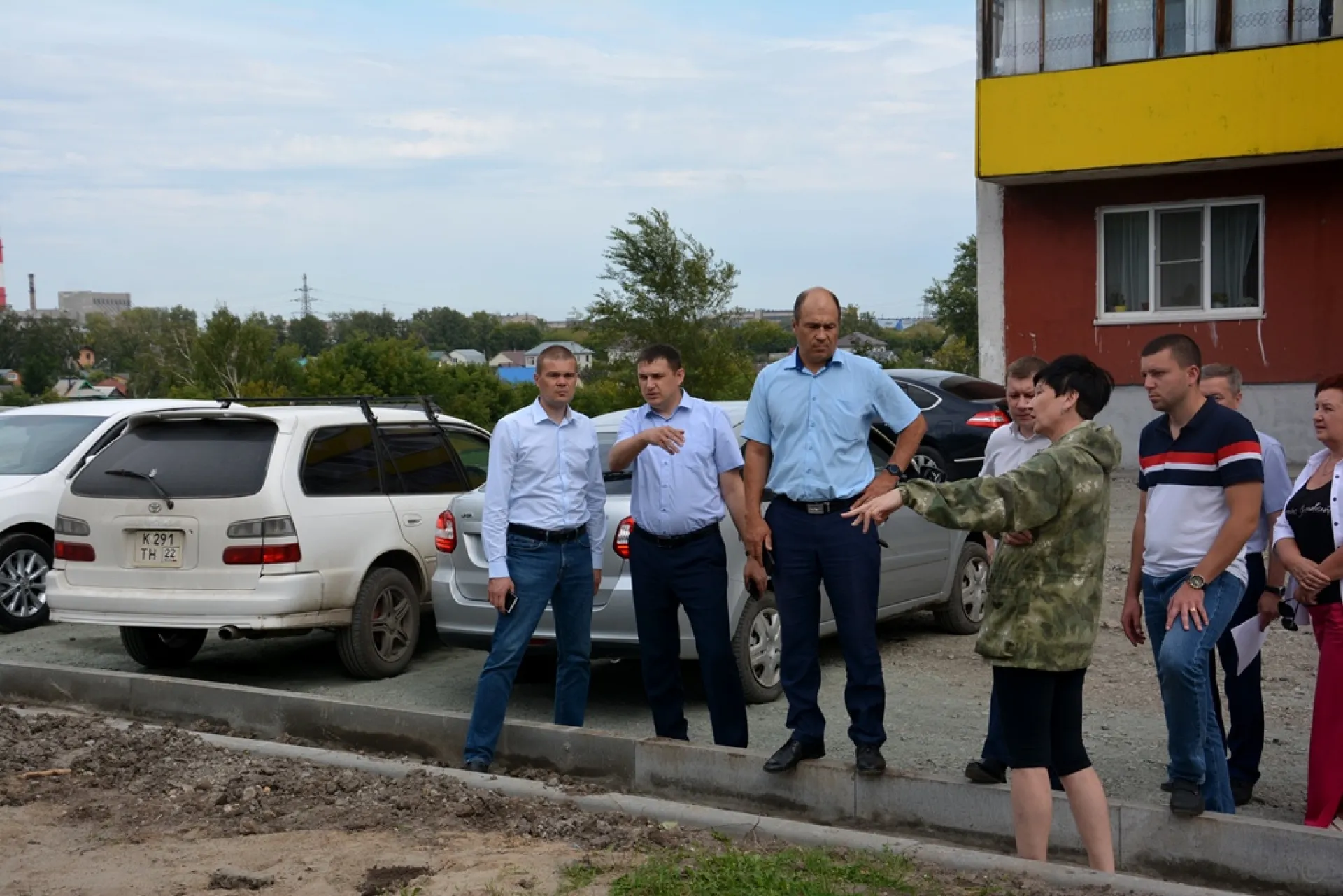 В Барнауле благоустраивают дворы на улице Веры Кащеевой