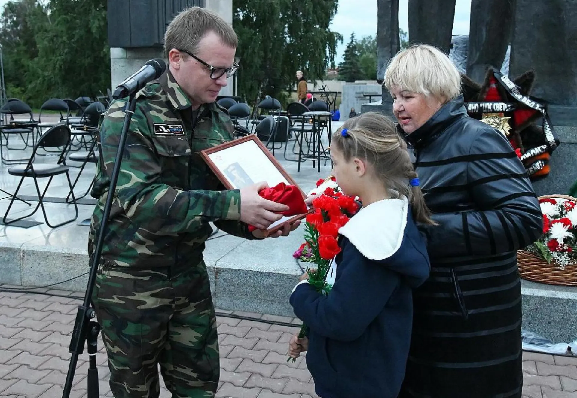 В Барнауле родственникам красноармейца Михаила Пилюгина передали землю с мест его боевого пути
