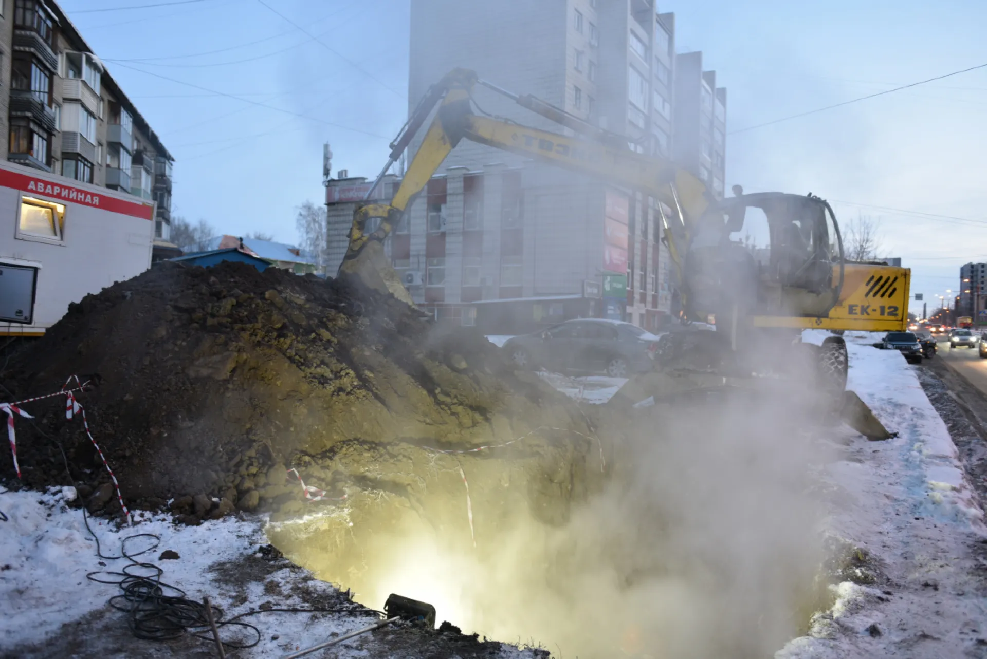 Повреждение теплосетей на улице Северо-Западной в Барнауле устранили