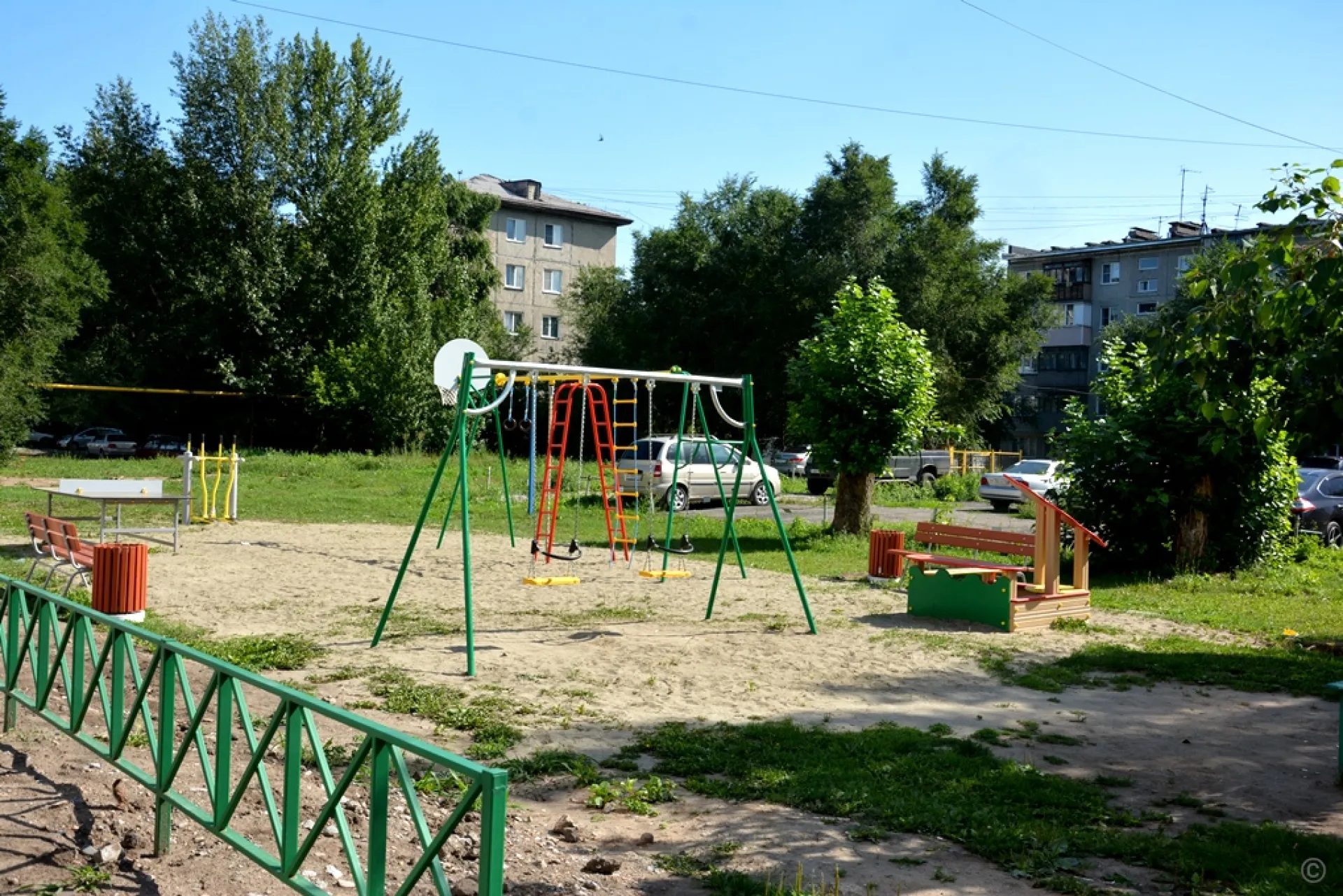Продолжается благоустройство дворов в Ленинском районе Барнаула