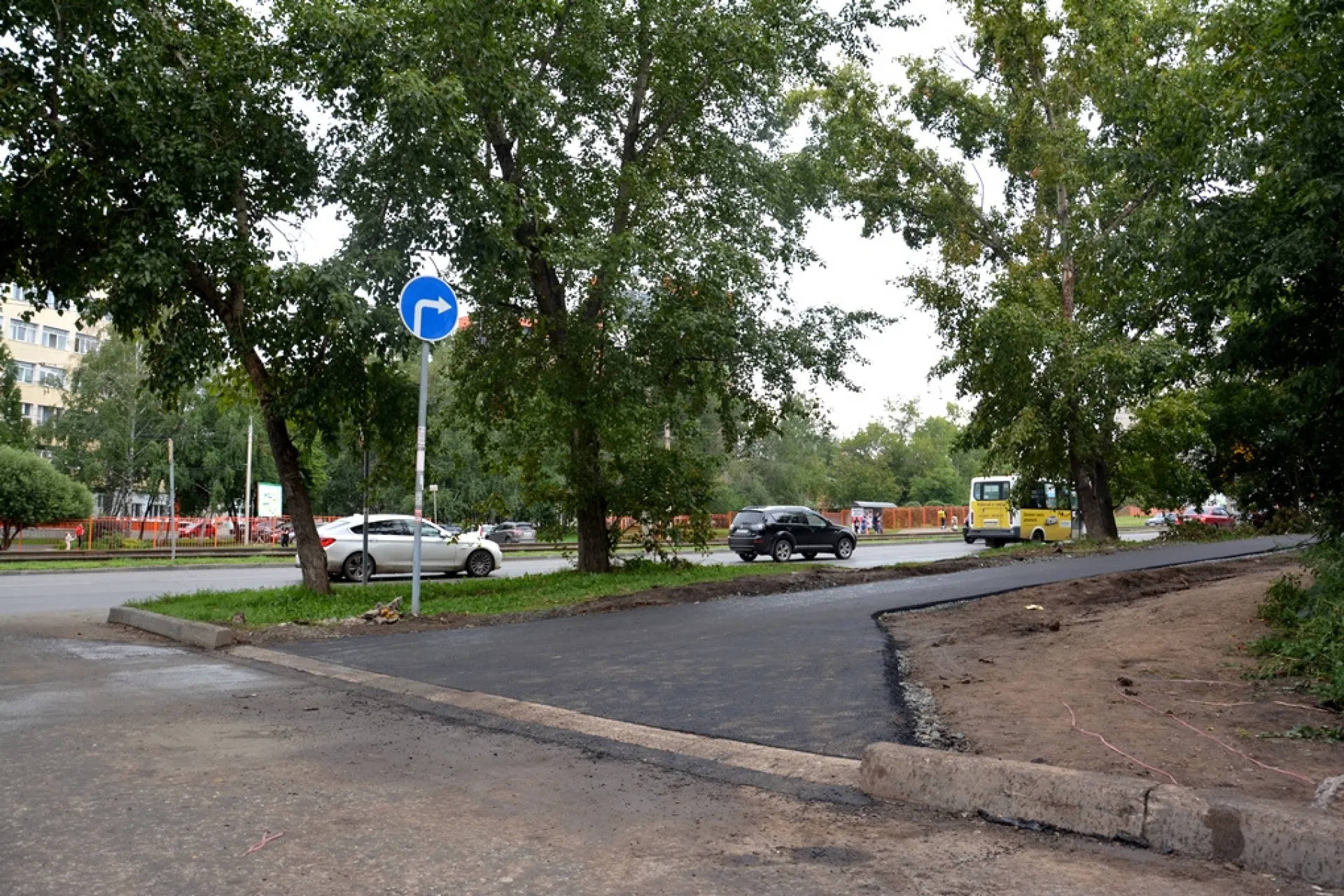 Пешеходную дорожку обустроили в районе барнаульского Кардиоцентра Пешеходную дорожку обустроили в районе барнаульского Кардиоцентра
