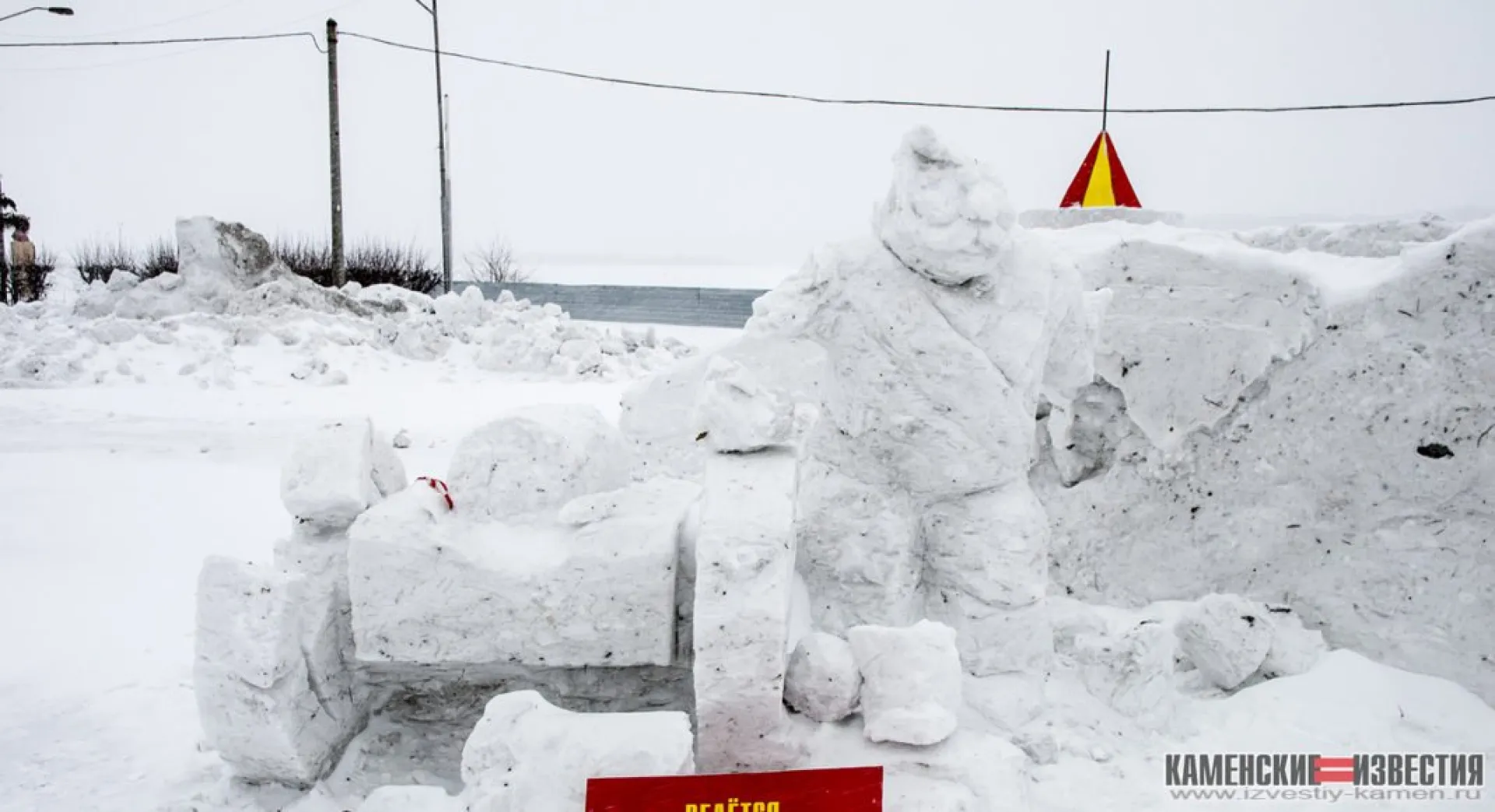 Вандалы разломали фигуру в снежном городке Камня-на-Оби