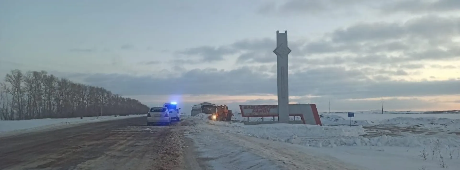 Два автобуса съехали в кювет из-за сильного ветра в Алтайском крае