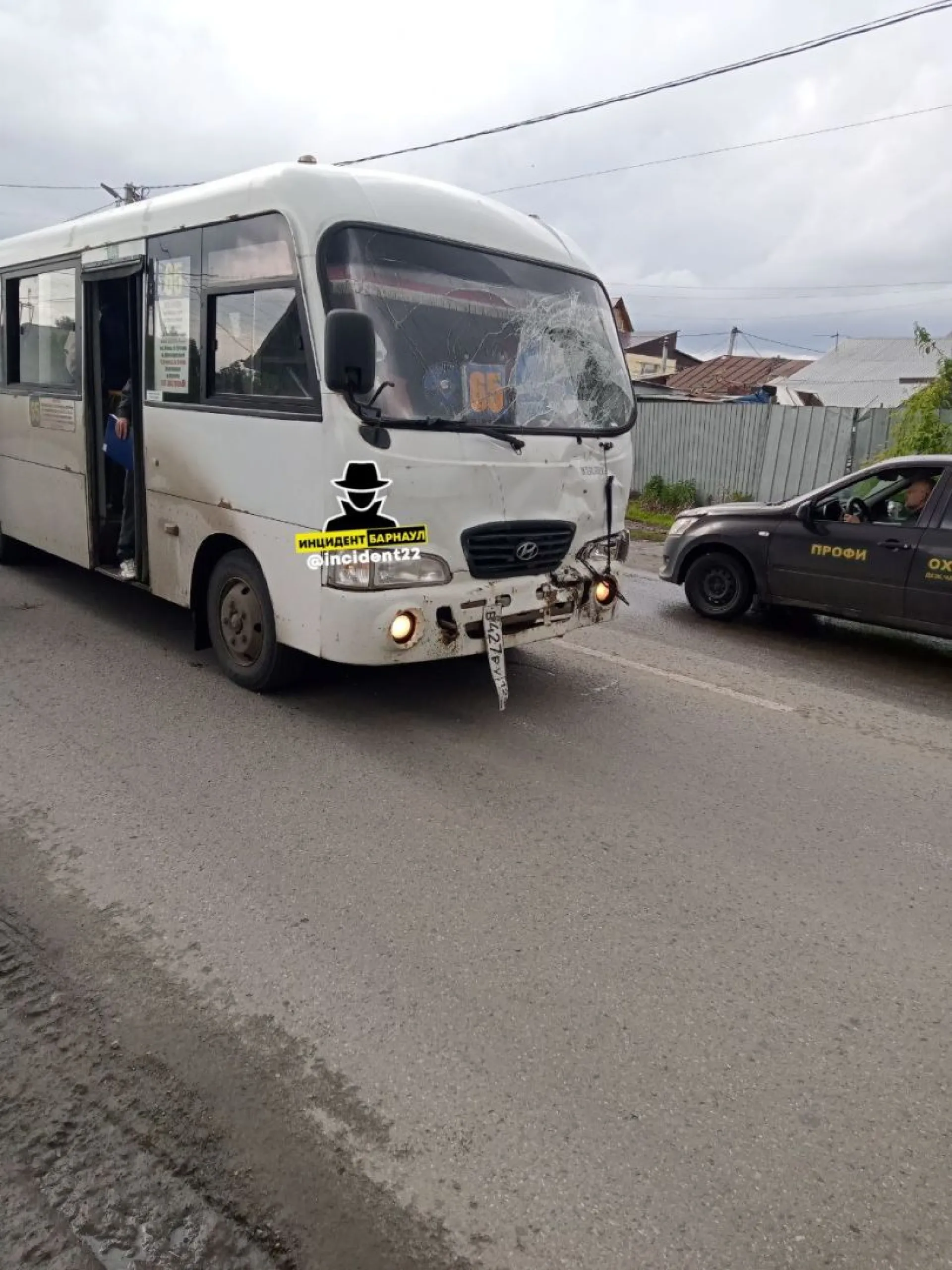 УАЗ и автобус столкнулись в Барнауле