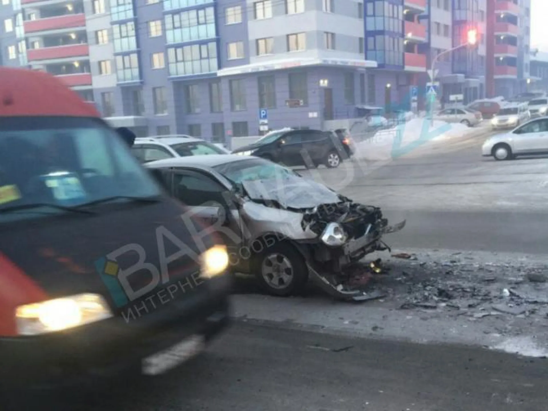 Автомобиль столкнулся с грузовиком в Барнауле