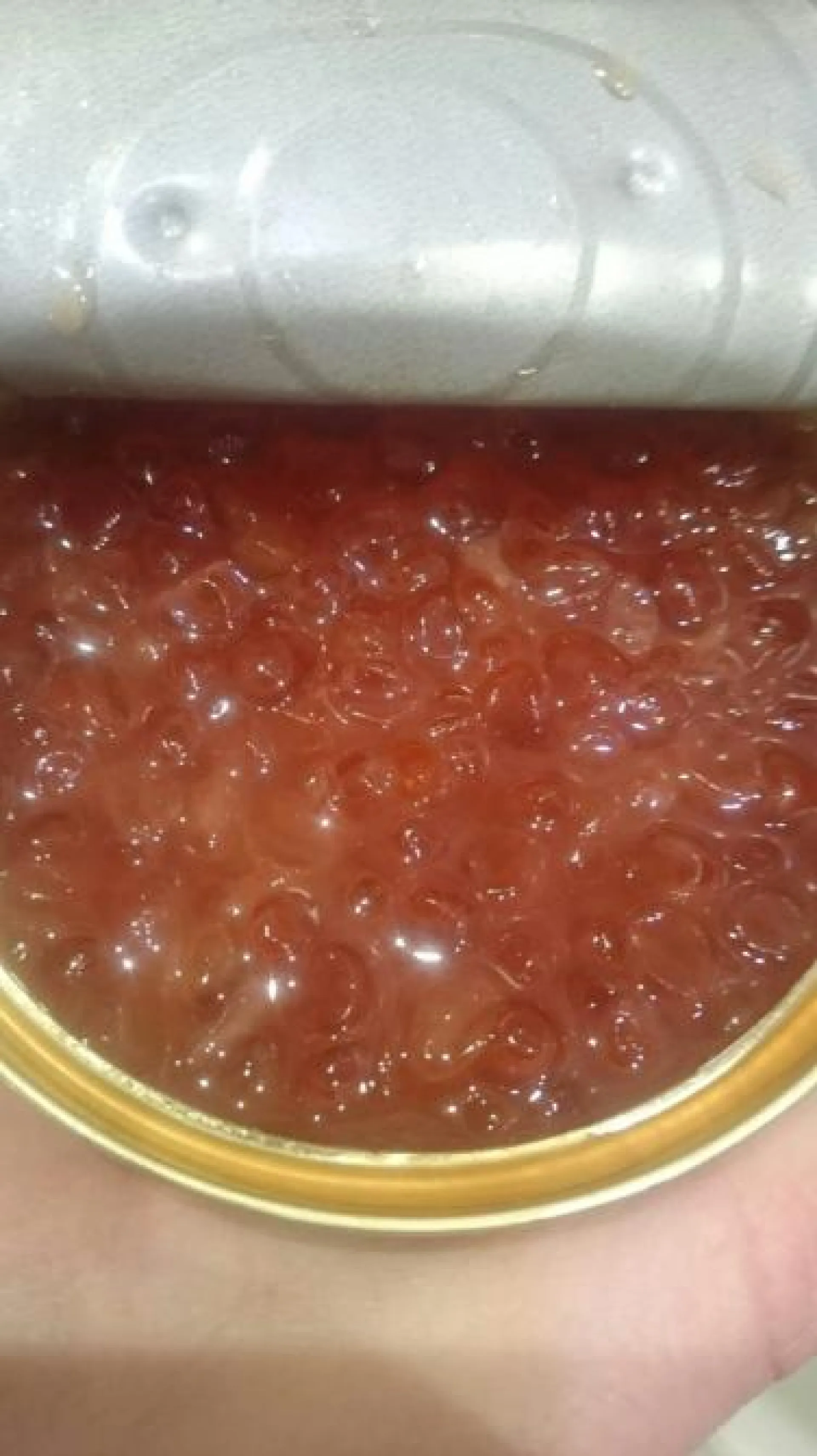 Жительница Барнаула купила в магазине подозрительную красную икру