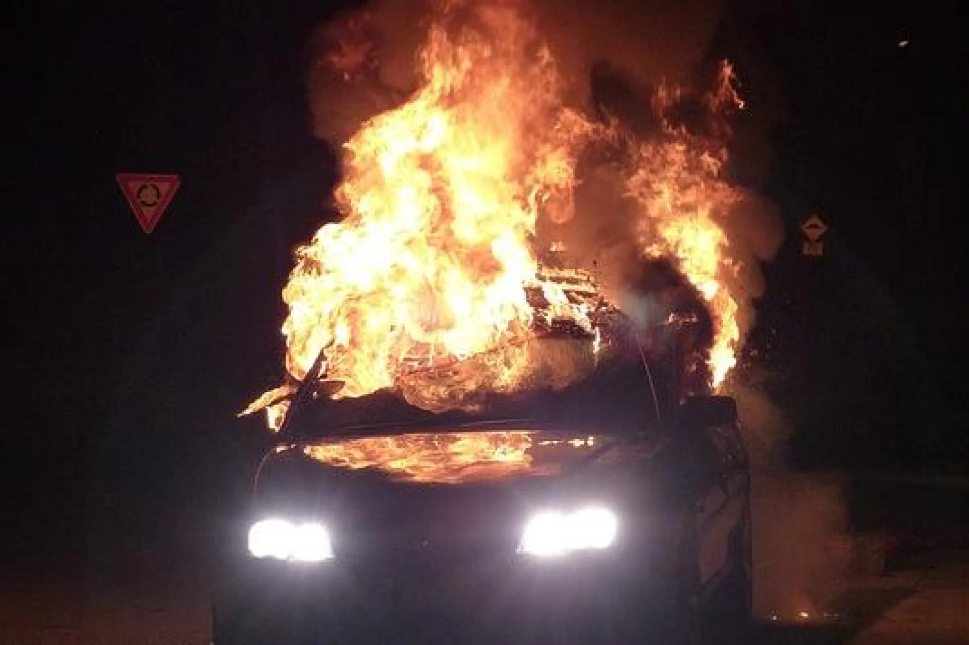 Автомобили сгорели ночью во дворе дома в Барнауле Автомобили сгорели ночью во дворе дома в Барнауле