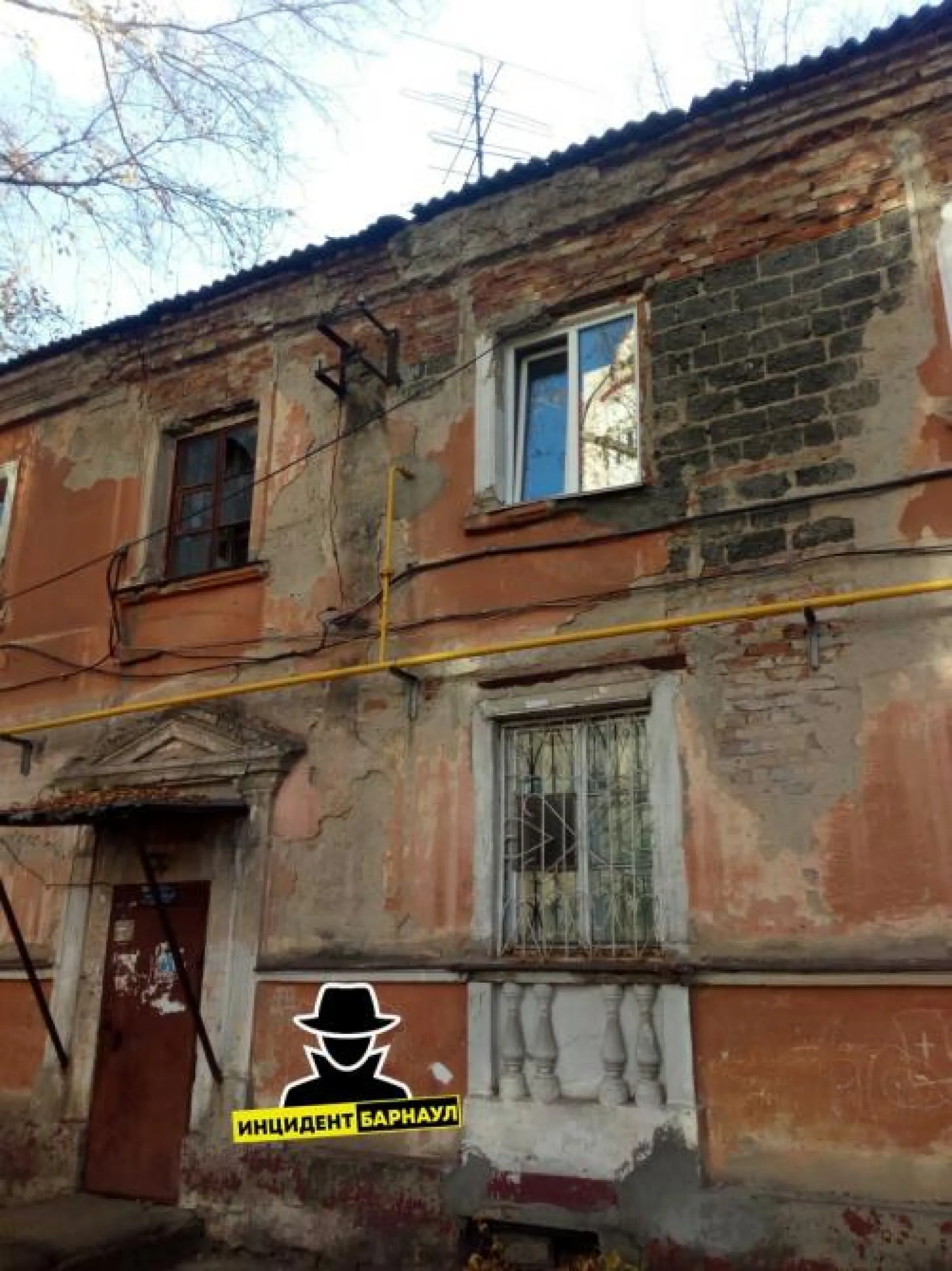 Барнаульцы рассказали о разваливающемся жилом доме в центре города Барнаульцы рассказали о разваливающемся жилом доме в центре города