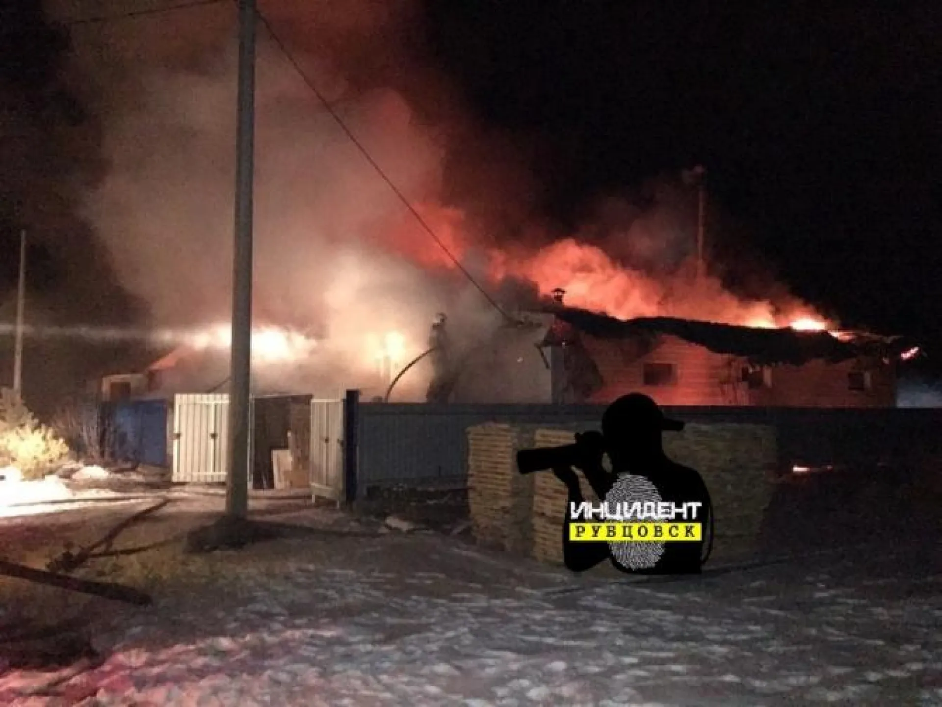 Пожар в жилом доме тушили 18 человек в Рубцовске Пожар в жилом доме тушили 18 человек в Рубцовске