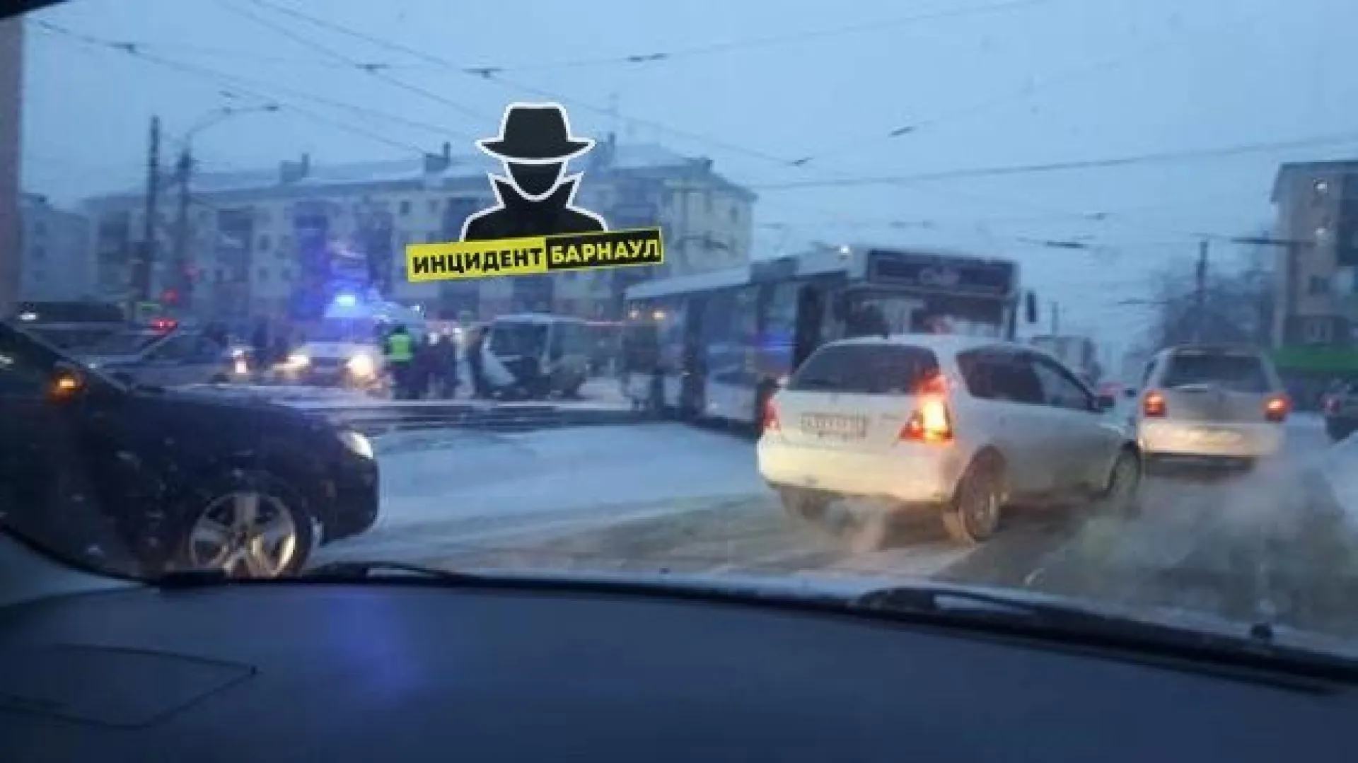 Три человека пострадали в результате столкновения двух автобусов в Барнауле Три человека пострадали в результате столкновения двух автобусов в Барнауле